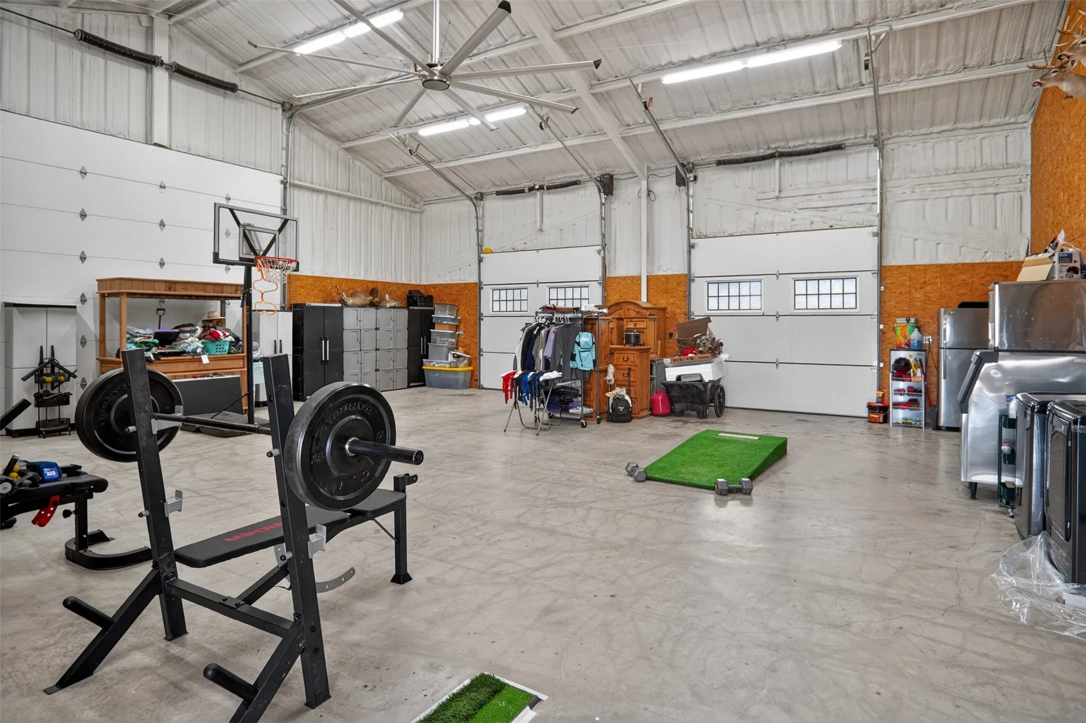 Attached 40 x40 shop with 14 ft walls