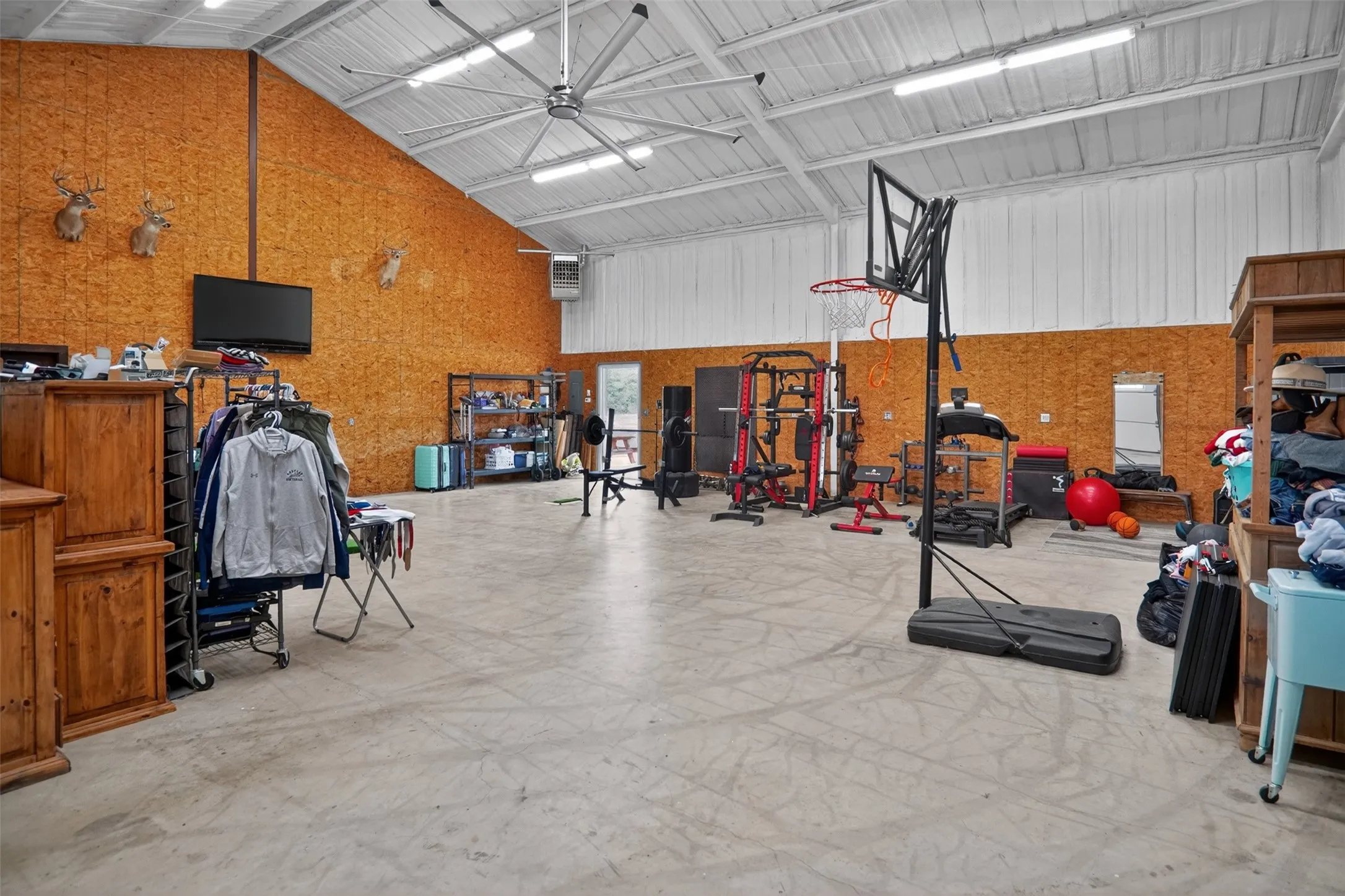Attached 40 x40 shop with 14 ft walls