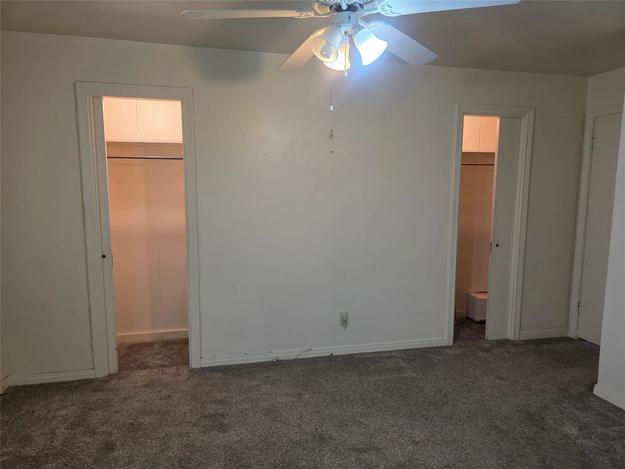 Bedroom with 2 closets