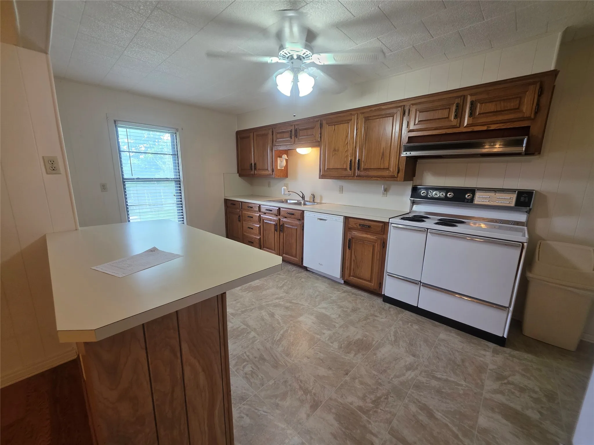 Single Family Residence For Sale in Young County , 1213 Hillcrest Drive, Graham, Texas 76450, 3 Bedrooms, 2 Bathrooms, 1 Garage spaces, 1,414 Sqft, built in 1955, Price $229,900, mls#21285258, Real Estate Agent in Graham, Homes For Sale in Young county, Homes For Sale in Graham, Realtor in Graham Texas, Real Estate Brokerage Independent Realty Texas, Luminita Cordes Realtor