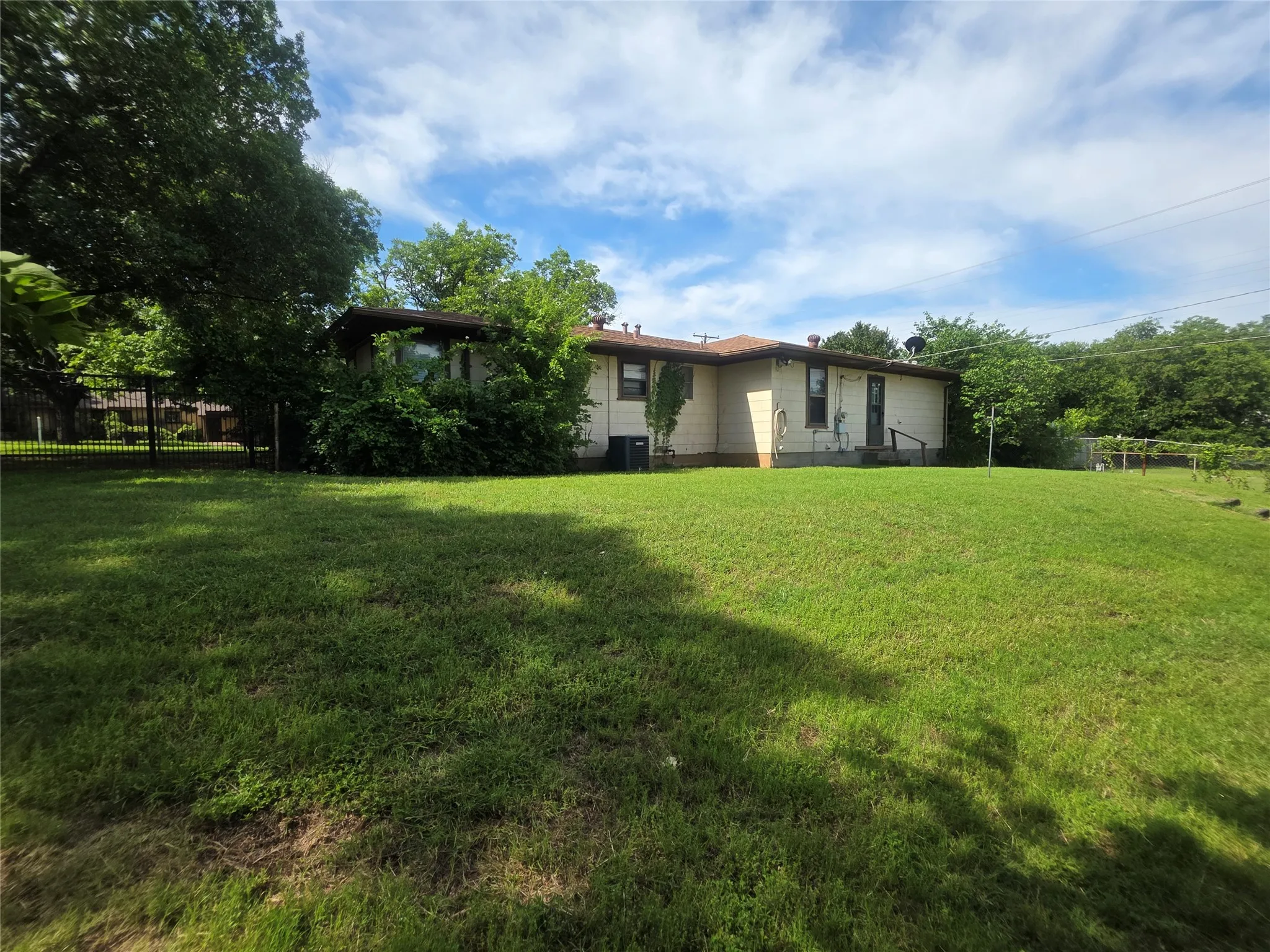 Single Family Residence For Sale in Young County , 1213 Hillcrest Drive, Graham, Texas 76450, 3 Bedrooms, 2 Bathrooms, 1 Garage spaces, 1,414 Sqft, built in 1955, Price $229,900, mls#21285258, Real Estate Agent in Graham, Homes For Sale in Young county, Homes For Sale in Graham, Realtor in Graham Texas, Real Estate Brokerage Independent Realty Texas, Luminita Cordes Realtor