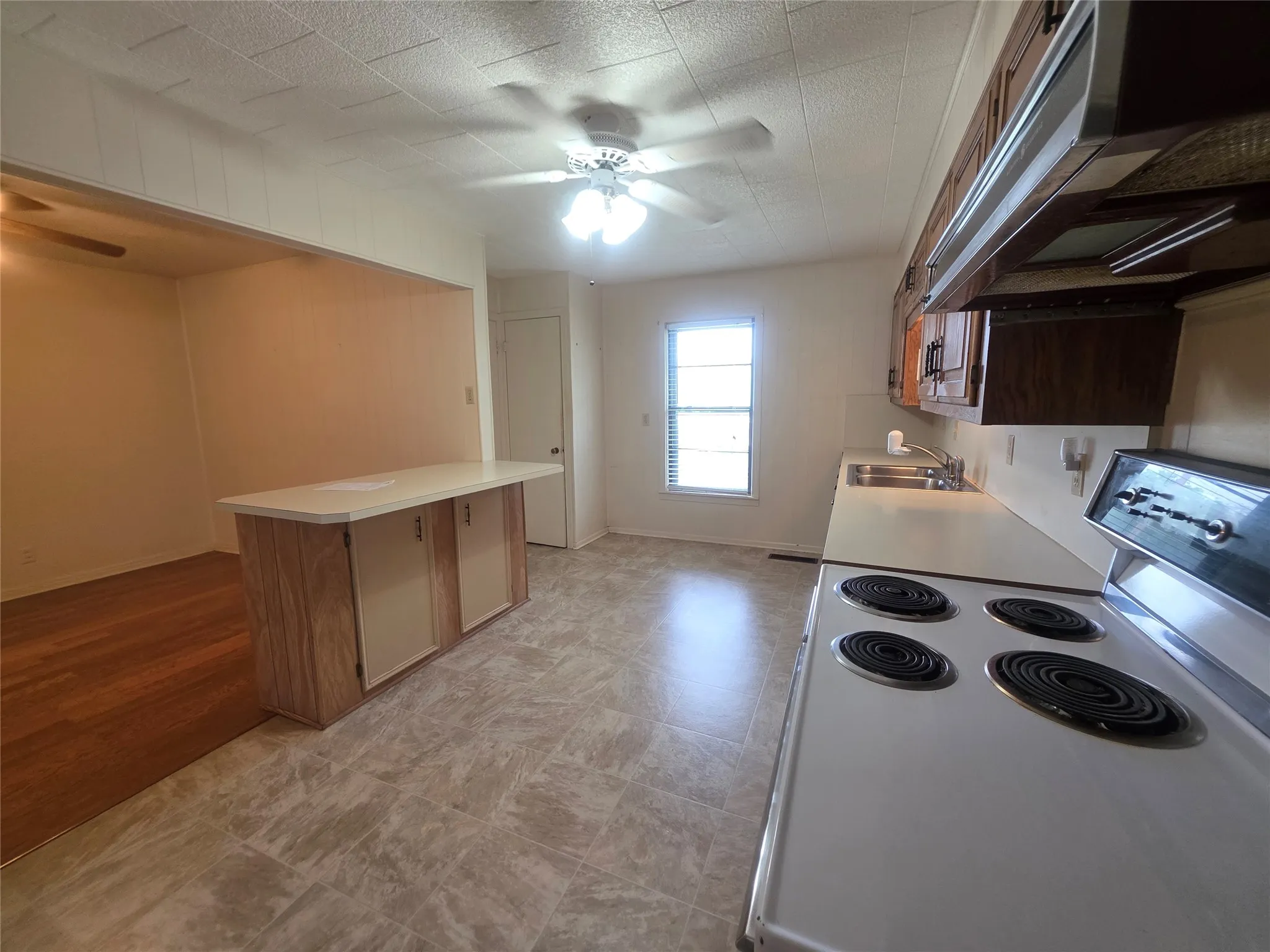Single Family Residence For Sale in Young County , 1213 Hillcrest Drive, Graham, Texas 76450, 3 Bedrooms, 2 Bathrooms, 1 Garage spaces, 1,414 Sqft, built in 1955, Price $229,900, mls#21285258, Real Estate Agent in Graham, Homes For Sale in Young county, Homes For Sale in Graham, Realtor in Graham Texas, Real Estate Brokerage Independent Realty Texas, Luminita Cordes Realtor