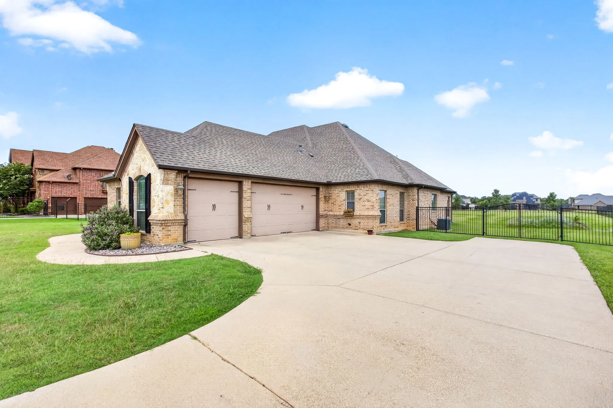 Single Family Residence For Sale in Tarrant County , 7233 Granville Drive, Mansfield, Texas 76063, 4 Bedroom, 4 Bathroom, 3 Garage spaces, 3,251 Sqft, built in 2006, mls#21284693, Real Estate Agent in Mansfield, Homes For Sale in Tarrant county, Homes For Sale in Mansfield, Realtor in Mansfield Texas, Real Estate Brokerage Independent Realty Texas, Luminita Cordes Realtor