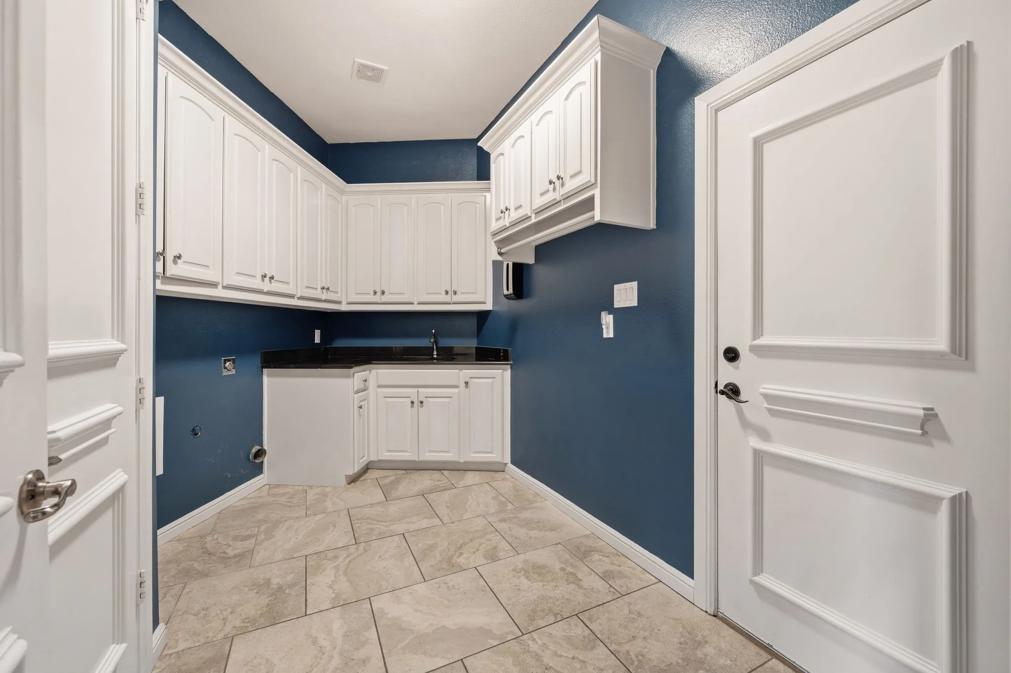 Single Family Residence For Sale in Denton County , 3091 Whispering Oaks Drive, Highland Village, Texas 75077, 5 Bedroom, 5 Bathroom, 3 Garage spaces, 4,668 Sqft, built in 2000, mls#21283186, Real Estate Agent in Highland Village, Homes For Sale in Denton county, Homes For Sale in Highland Village, Realtor in Highland Village Texas, Real Estate Brokerage Independent Realty Texas, Luminita Cordes Realtor