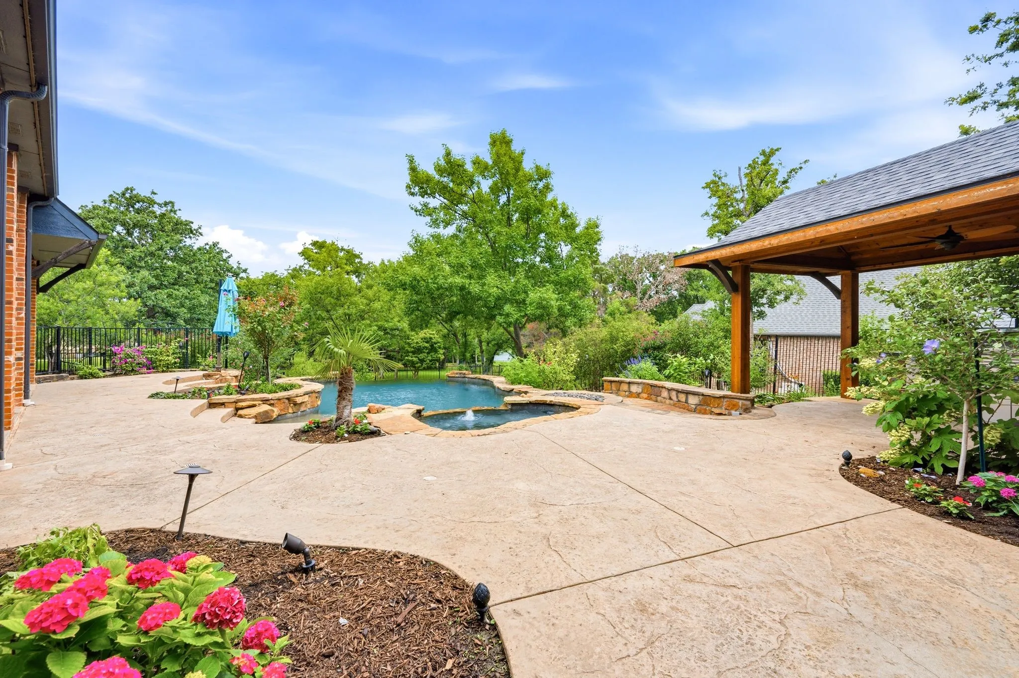 Single Family Residence For Sale in Denton County , 3091 Whispering Oaks Drive, Highland Village, Texas 75077, 5 Bedroom, 5 Bathroom, 3 Garage spaces, 4,668 Sqft, built in 2000, mls#21283186, Real Estate Agent in Highland Village, Homes For Sale in Denton county, Homes For Sale in Highland Village, Realtor in Highland Village Texas, Real Estate Brokerage Independent Realty Texas, Luminita Cordes Realtor