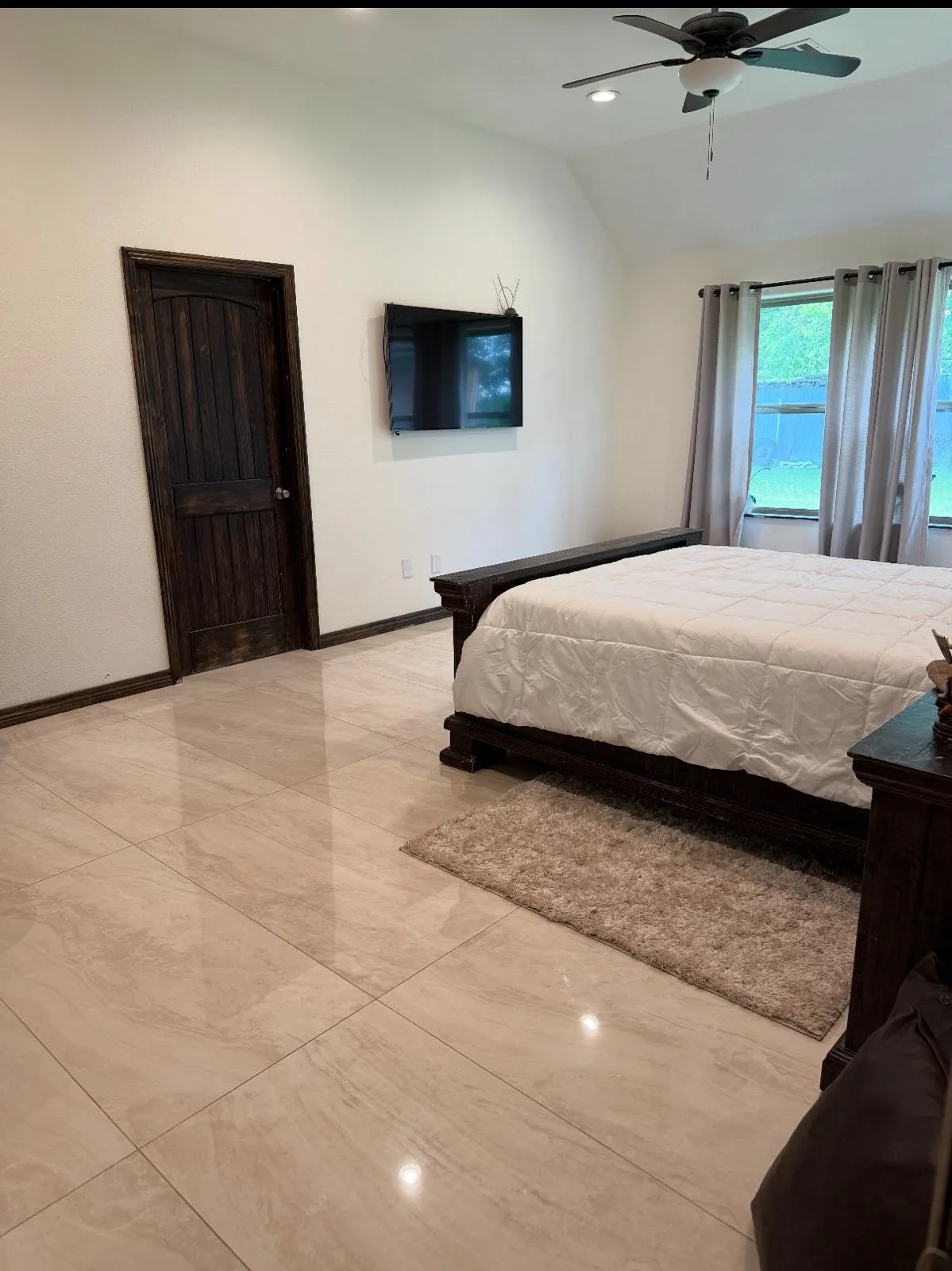Vaulted ceiling with recessed lighting and a ceiling fan