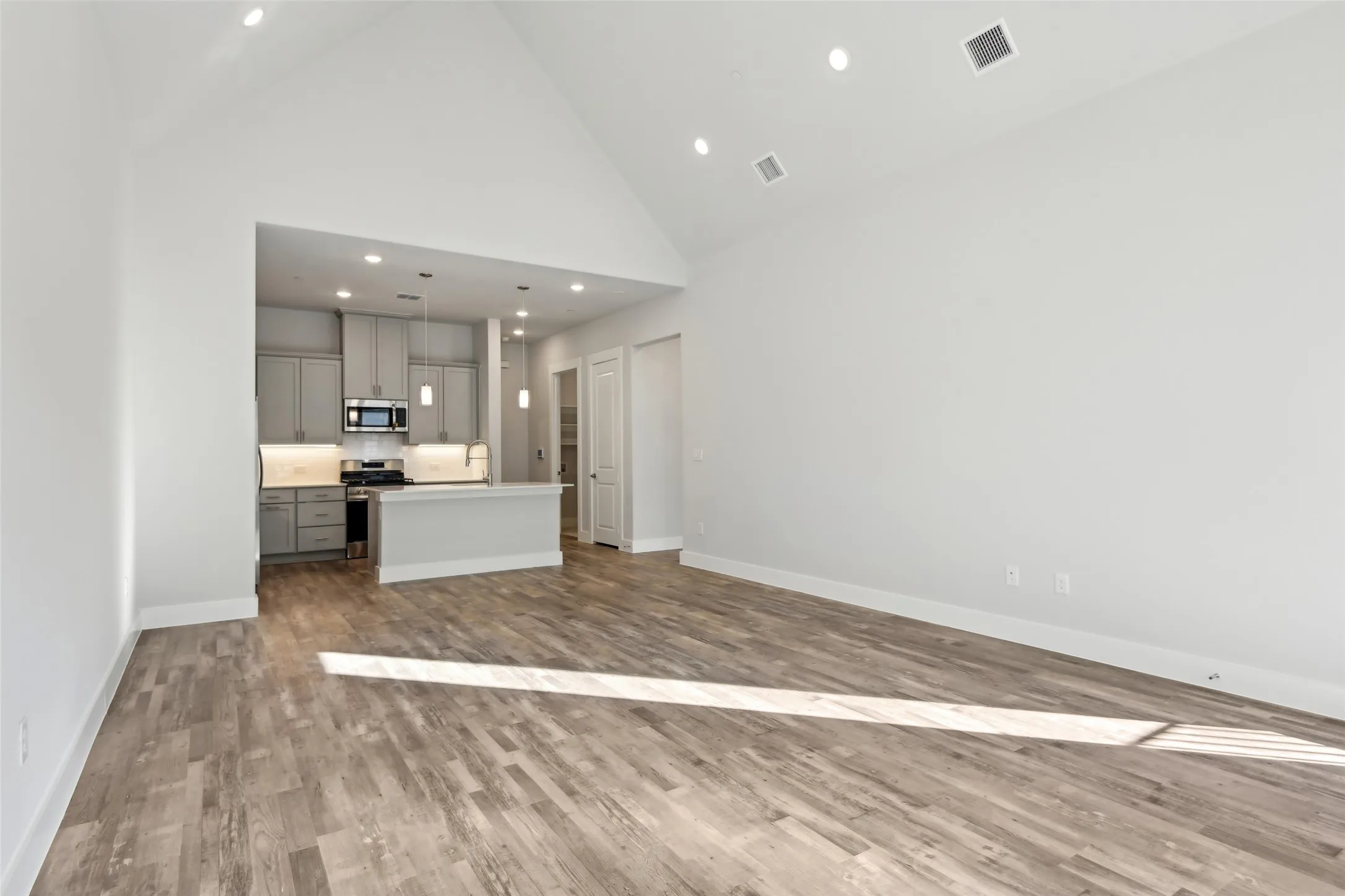 Townhouse For Rent in Tarrant County , 3153 Winter Rose Way RR # 7, Arlington, Texas 76005, 2 Bedroom, 2 Bathroom, 2 Garage spaces, 1,367 Sqft, built in 2023, mls#21285322, Real Estate Agent in Arlington, Homes For Rent in Tarrant county, Homes For Rent in Arlington, Realtor in Arlington Texas, Real Estate Brokerage Independent Realty Texas, Luminita Cordes Realtor