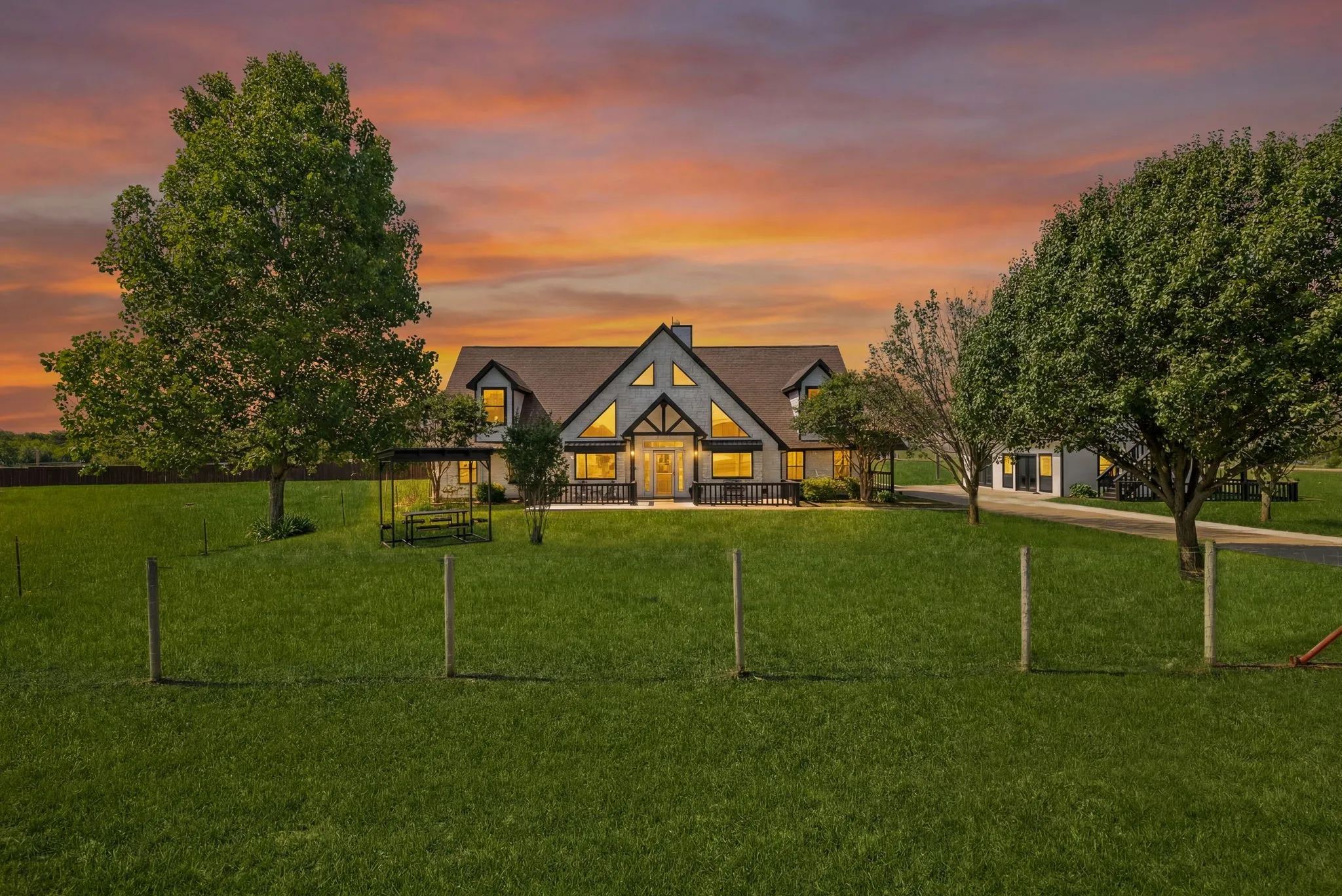 Single Family Residence For Sale in Denton County , 12240 Wellington Road, Ponder, Texas 76259, 4 Bedroom, 3 Bathroom, Garage spaces, 4,000 Sqft, built in 2002, mls#21282414, Real Estate Agent in Ponder, Homes For Sale in Denton county, Homes For Sale in Ponder, Realtor in Ponder Texas, Real Estate Brokerage Independent Realty Texas, Luminita Cordes Realtor