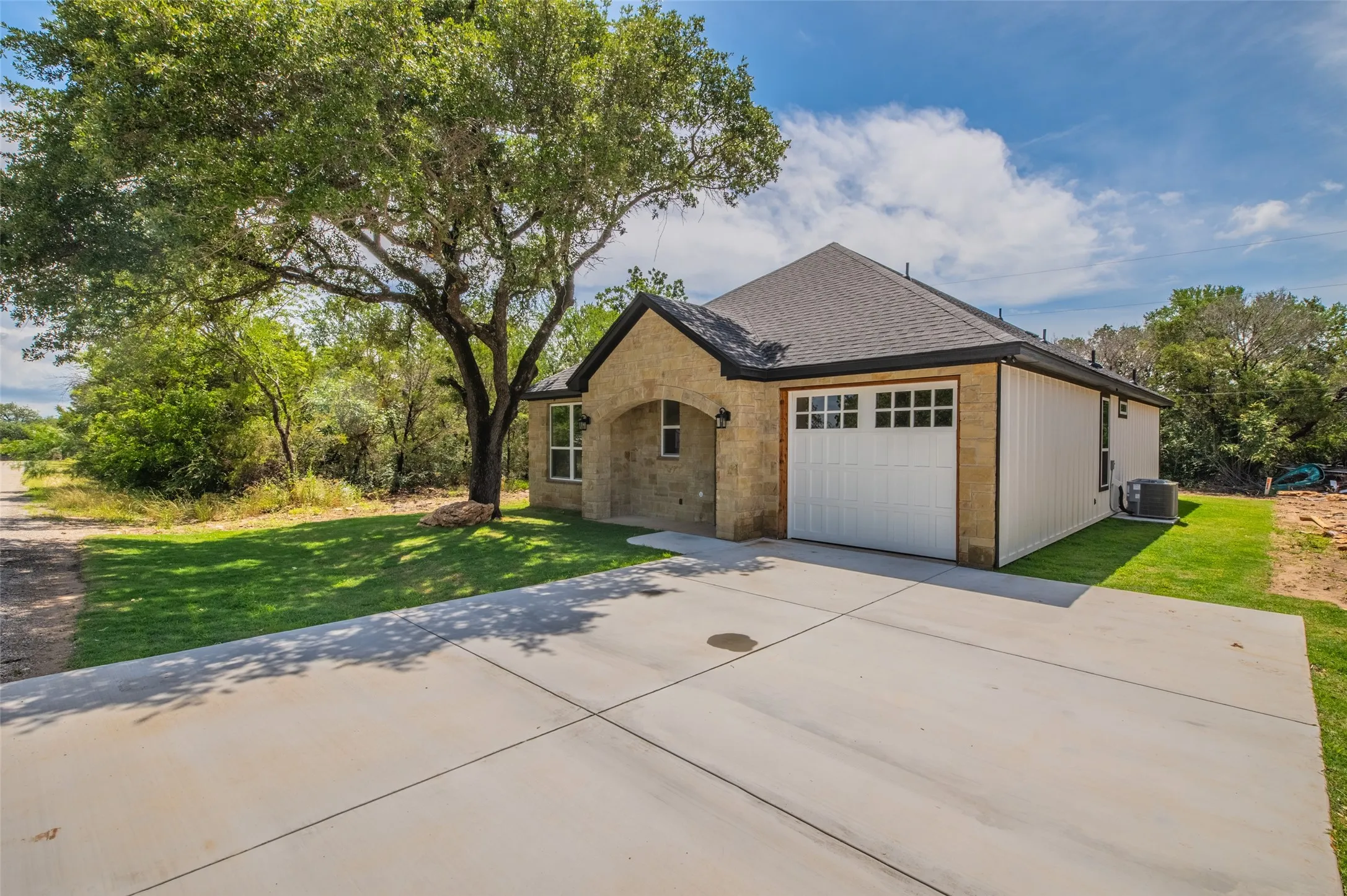Single Family Residence For Sale in Hood County , 2719 Sycamore Court, Granbury, Texas 76048, 3 Bedroom, 2 Bathroom, 1 Garage spaces, 1,411 Sqft, built in 2026, mls#21281980, Real Estate Agent in Granbury, Homes For Sale in Hood county, Homes For Sale in Granbury, Realtor in Granbury Texas, Real Estate Brokerage Independent Realty Texas, Luminita Cordes Realtor
