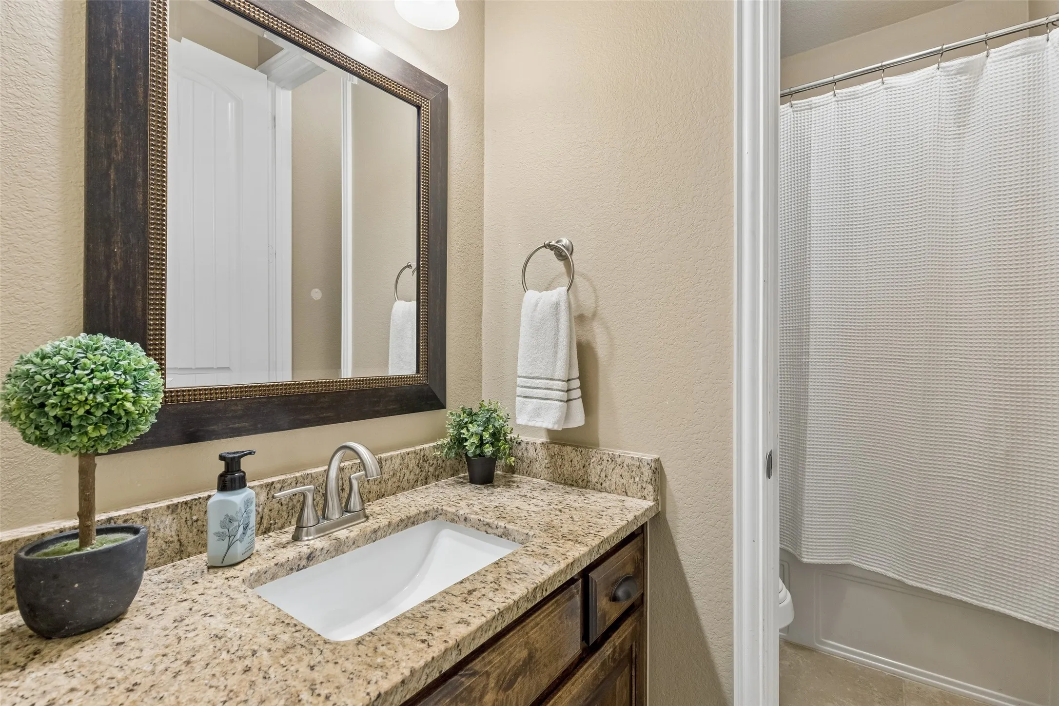Single Family Residence For Sale in Denton County , 16157 Moss Haven Lane, Frisco, Texas 75033, 3 Bedroom, 4 Bathroom, 2 Garage spaces, 2,820 Sqft, built in 2017, mls#21285085, Real Estate Agent in Frisco, Homes For Sale in Denton county, Homes For Sale in Frisco, Realtor in Frisco Texas, Real Estate Brokerage Independent Realty Texas, Luminita Cordes Realtor