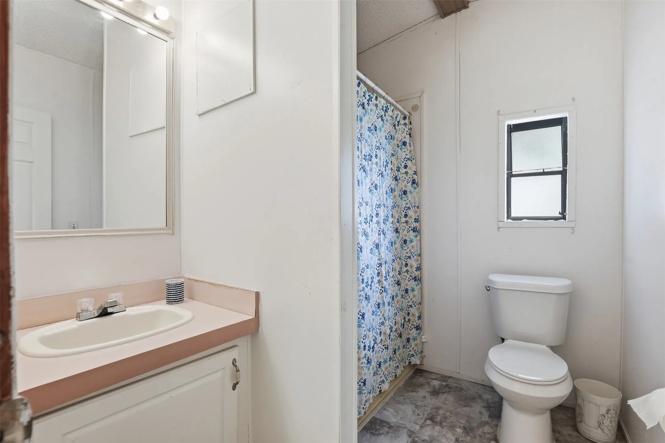 2nd bathroom located in the hall.