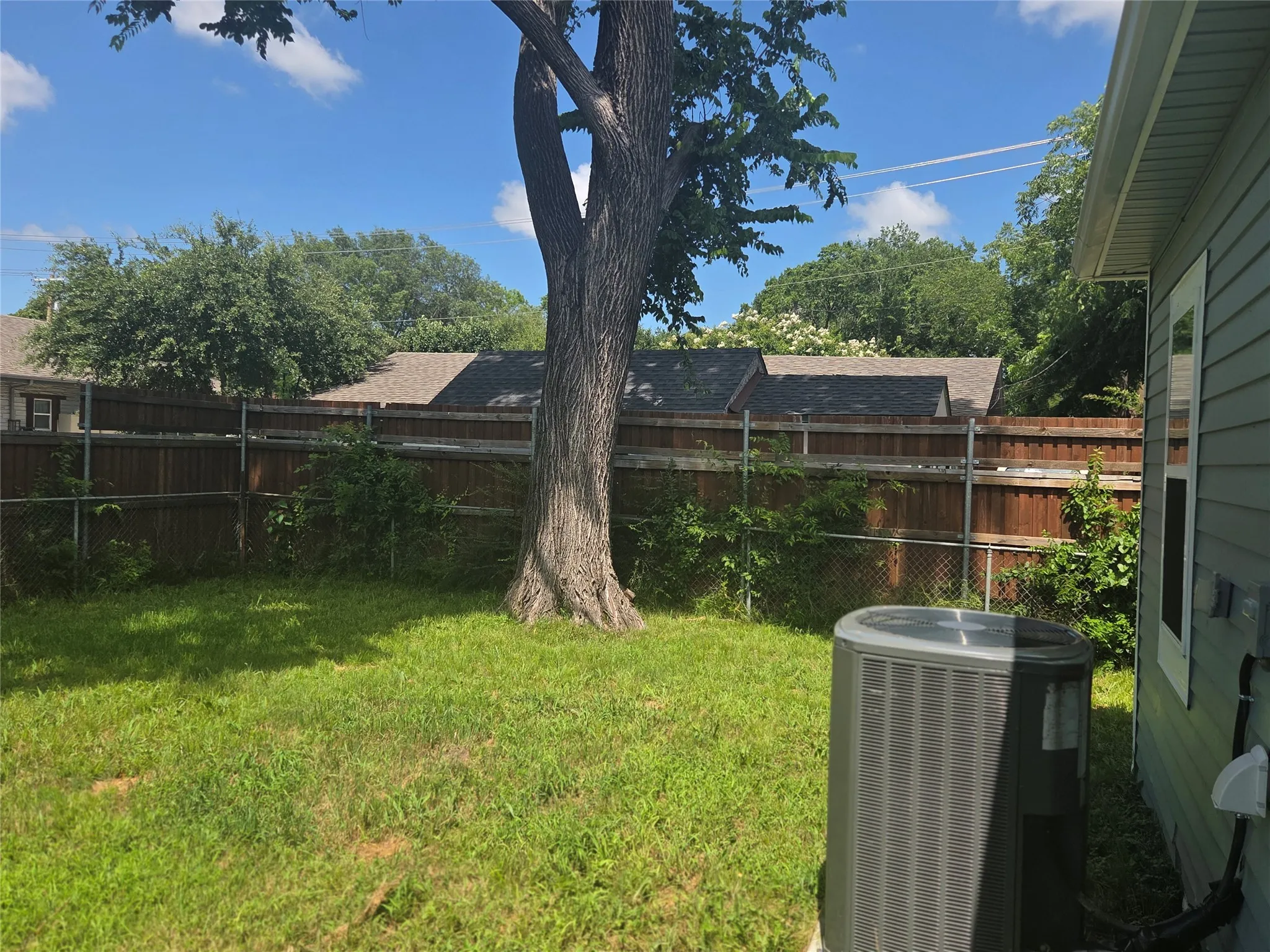 Single Family Residence For Sale in Kaufman County , 203 E Ann Street, Kaufman, Texas 75142, 4 Bedroom, 3 Bathroom, Garage spaces, 1,411 Sqft, built in 1940, mls#21285186, Real Estate Agent in Kaufman, Homes For Sale in Kaufman county, Homes For Sale in Kaufman, Realtor in Kaufman Texas, Real Estate Brokerage Independent Realty Texas, Luminita Cordes Realtor