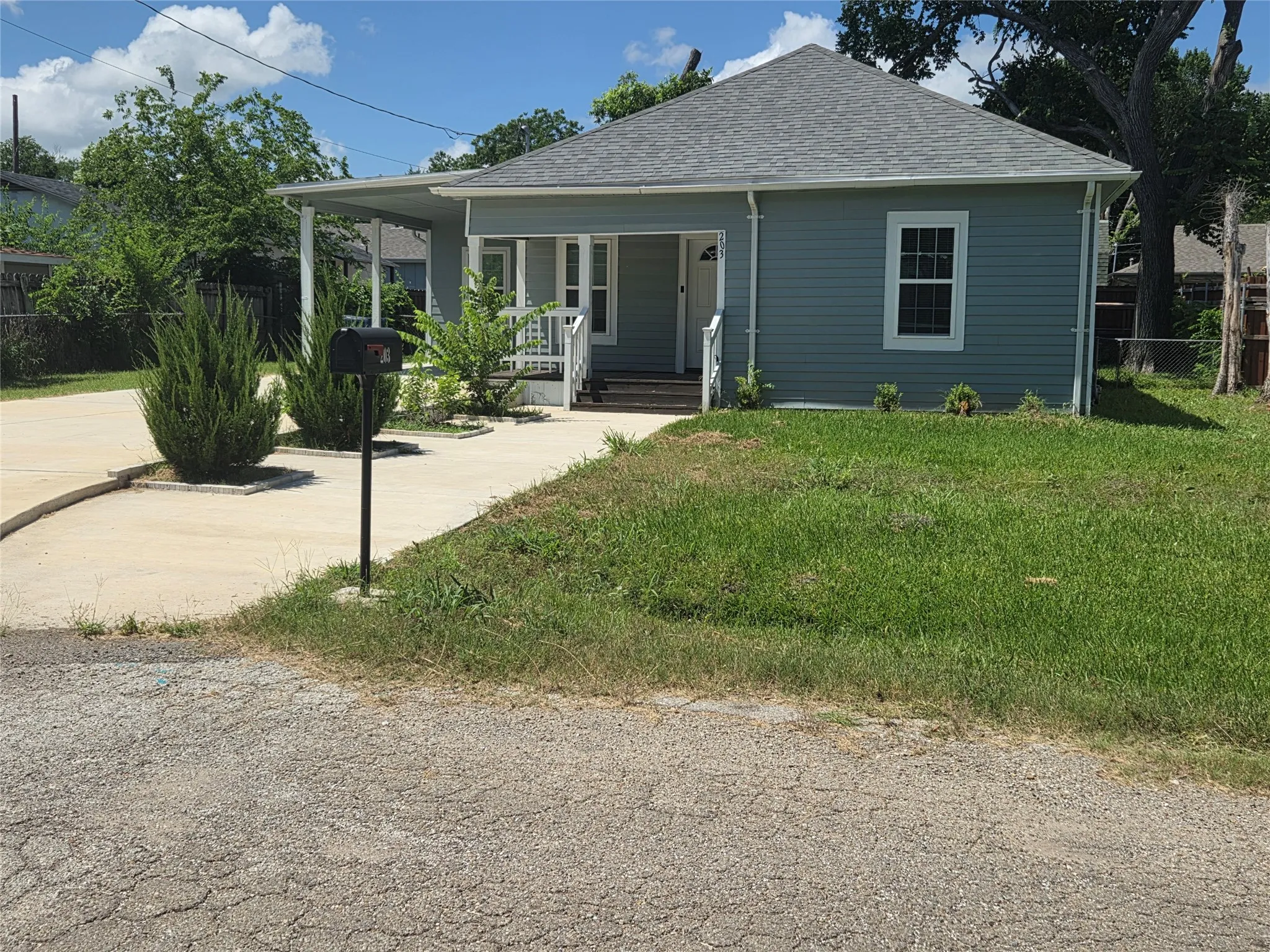 Single Family Residence For Sale in Kaufman County , 203 E Ann Street, Kaufman, Texas 75142, 4 Bedroom, 3 Bathroom, Garage spaces, 1,411 Sqft, built in 1940, mls#21285186, Real Estate Agent in Kaufman, Homes For Sale in Kaufman county, Homes For Sale in Kaufman, Realtor in Kaufman Texas, Real Estate Brokerage Independent Realty Texas, Luminita Cordes Realtor