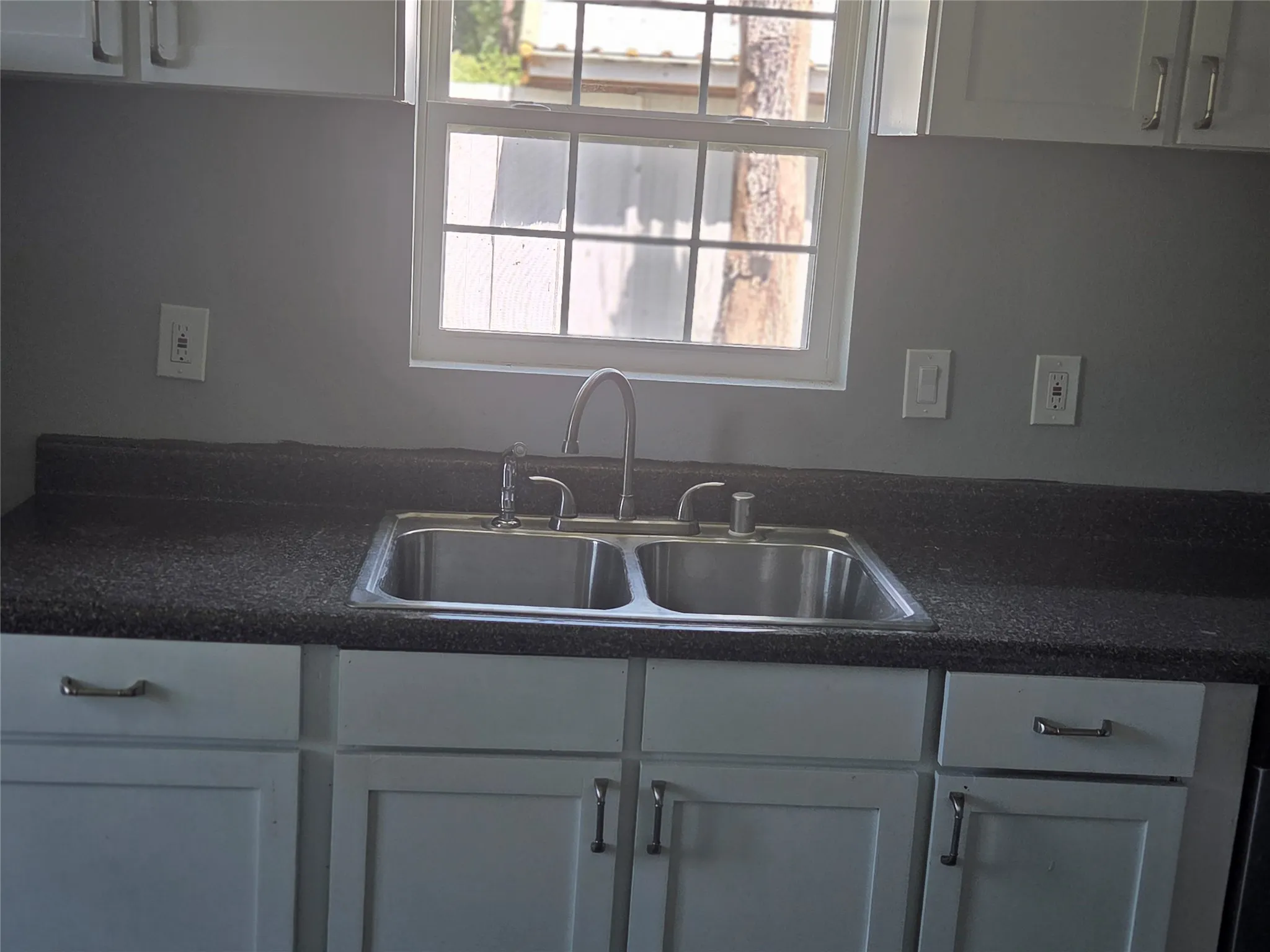 Single Family Residence For Sale in Kaufman County , 203 E Ann Street, Kaufman, Texas 75142, 4 Bedroom, 3 Bathroom, Garage spaces, 1,411 Sqft, built in 1940, mls#21285186, Real Estate Agent in Kaufman, Homes For Sale in Kaufman county, Homes For Sale in Kaufman, Realtor in Kaufman Texas, Real Estate Brokerage Independent Realty Texas, Luminita Cordes Realtor
