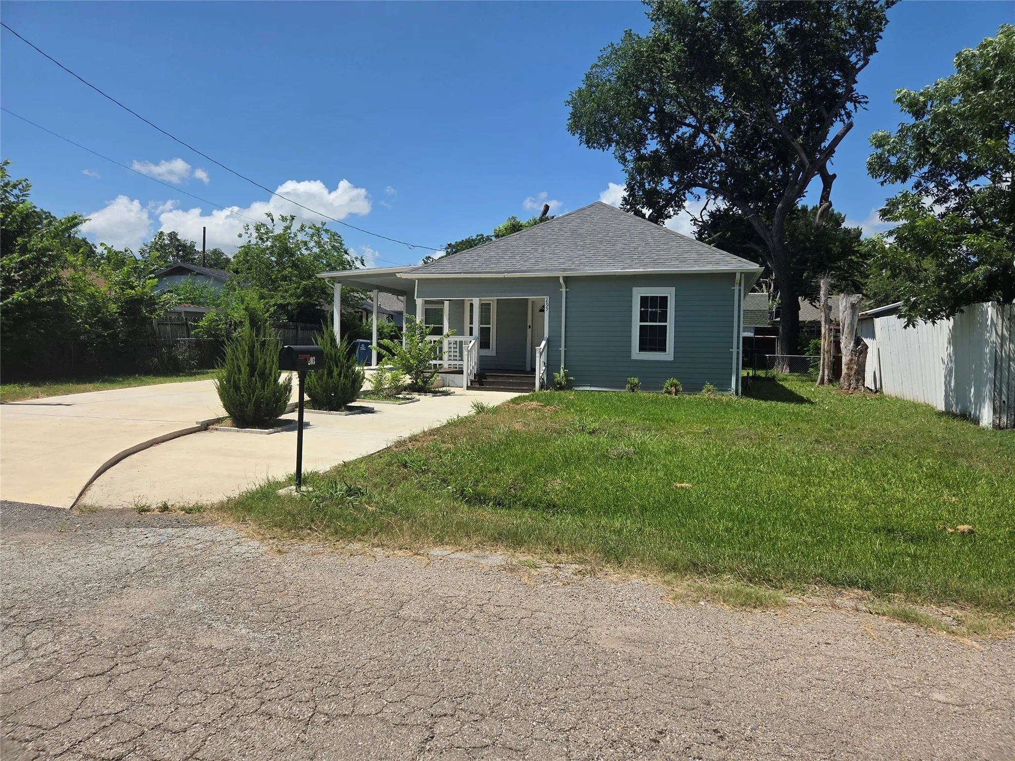 Single Family Residence For Sale in Kaufman County , 203 E Ann Street, Kaufman, Texas 75142, 4 Bedroom, 3 Bathroom, Garage spaces, 1,411 Sqft, built in 1940, mls#21285186, Real Estate Agent in Kaufman, Homes For Sale in Kaufman county, Homes For Sale in Kaufman, Realtor in Kaufman Texas, Real Estate Brokerage Independent Realty Texas, Luminita Cordes Realtor