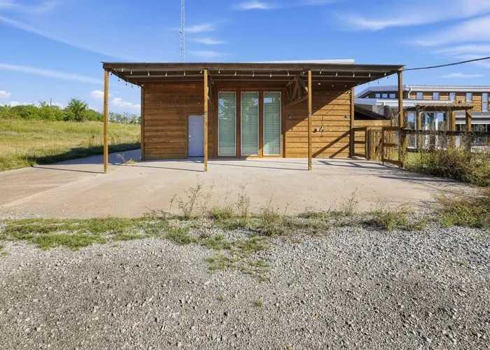 Single Family Residence For Sale in Grayson County , 1264 BALLARD Road, Van Alstyne, Texas 75495, 3 Bedroom, 4 Bathroom, 5 Garage spaces, 3,550 Sqft, built in 2017, mls#21285410, Real Estate Agent in Van Alstyne, Homes For Sale in Grayson county, Homes For Sale in Van Alstyne, Realtor in Van Alstyne Texas, Real Estate Brokerage Independent Realty Texas, Luminita Cordes Realtor