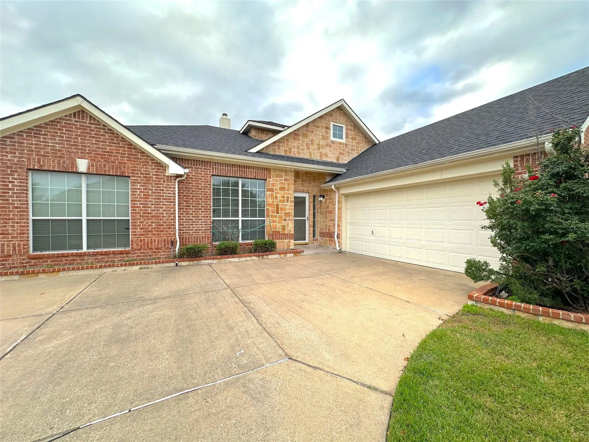 Single Family Residence For Rent in Collin County , 1579 Poets Way, Allen, Texas 75002, 4 Bedrooms, 2 Bathrooms, 2 Garage spaces, 2,684 Sqft, built in 2005, Price $2,900, mls#21285449, Real Estate Agent in Allen, Homes For Rent in Collin county, Homes For Rent in Allen, Realtor in Allen Texas, Real Estate Brokerage Independent Realty Texas, Luminita Cordes Realtor