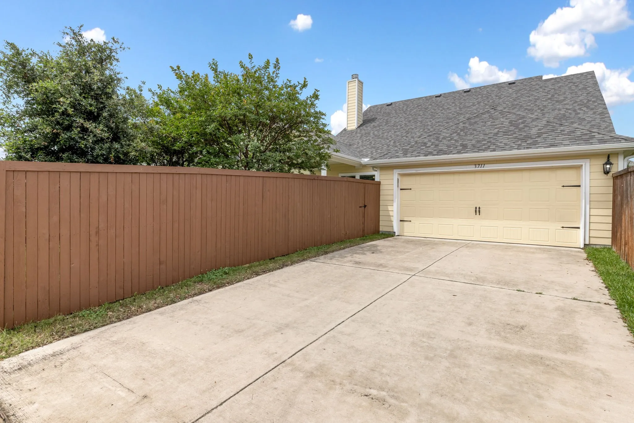 Single Family Residence For Sale in Dallas County , 3711 Sistine Mews, Dallas, Texas 75236, 3 Bedrooms, 2 Bathrooms, 2 Garage spaces, 1,747 Sqft, built in 2018, Price $399,999, mls#21285354, Real Estate Agent in Dallas, Homes For Sale in Dallas county, Homes For Sale in Dallas, Realtor in Dallas Texas, Real Estate Brokerage Independent Realty Texas, Luminita Cordes Realtor
