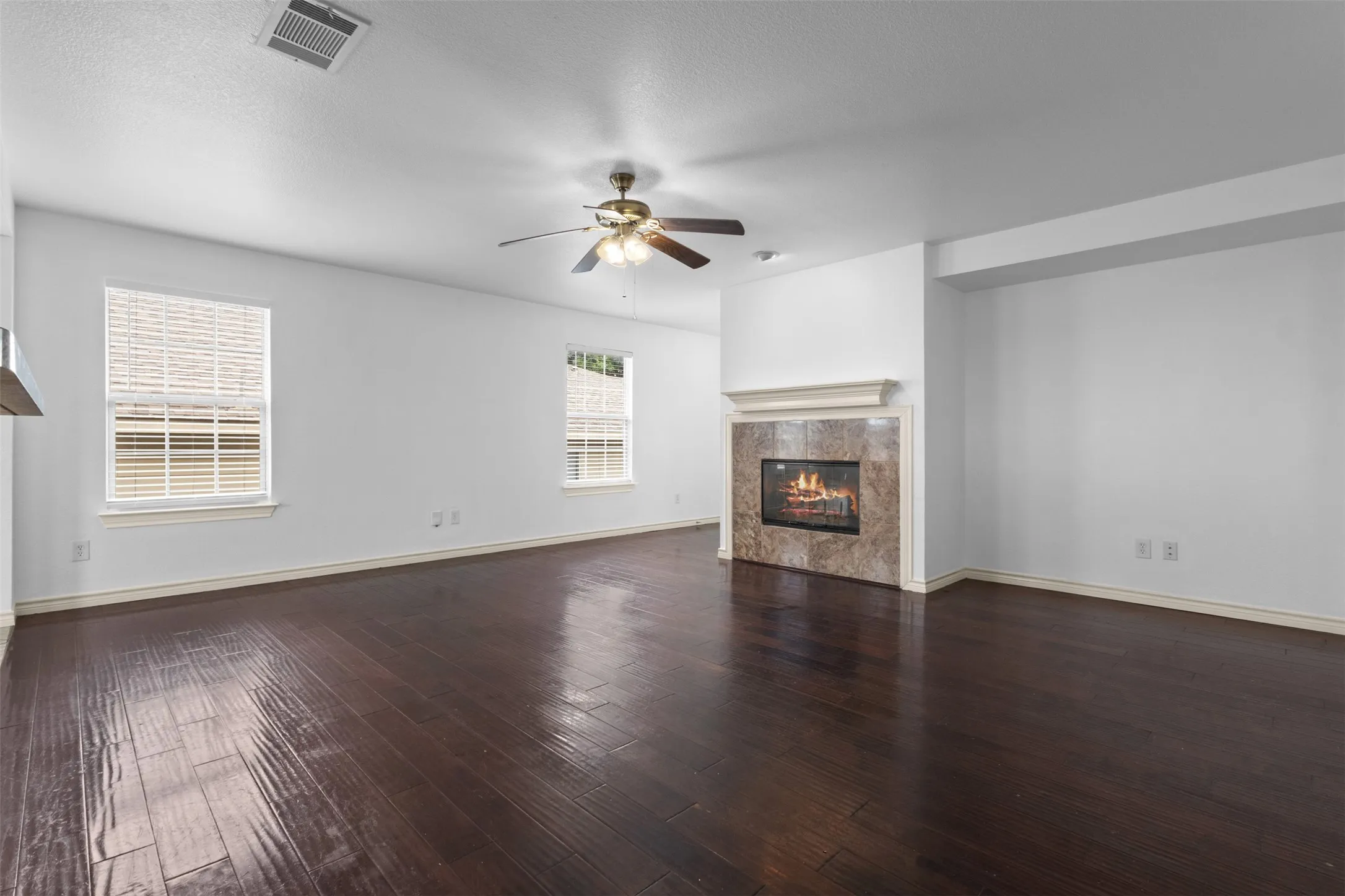 Single Family Residence For Sale in Dallas County , 6163 Balcony Lane, Dallas, Texas 75241, 4 Bedroom, 2 Bathroom, 2 Garage spaces, 1,872 Sqft, built in 2006, mls#21280084, Real Estate Agent in Dallas, Homes For Sale in Dallas county, Homes For Sale in Dallas, Realtor in Dallas Texas, Real Estate Brokerage Independent Realty Texas, Luminita Cordes Realtor
