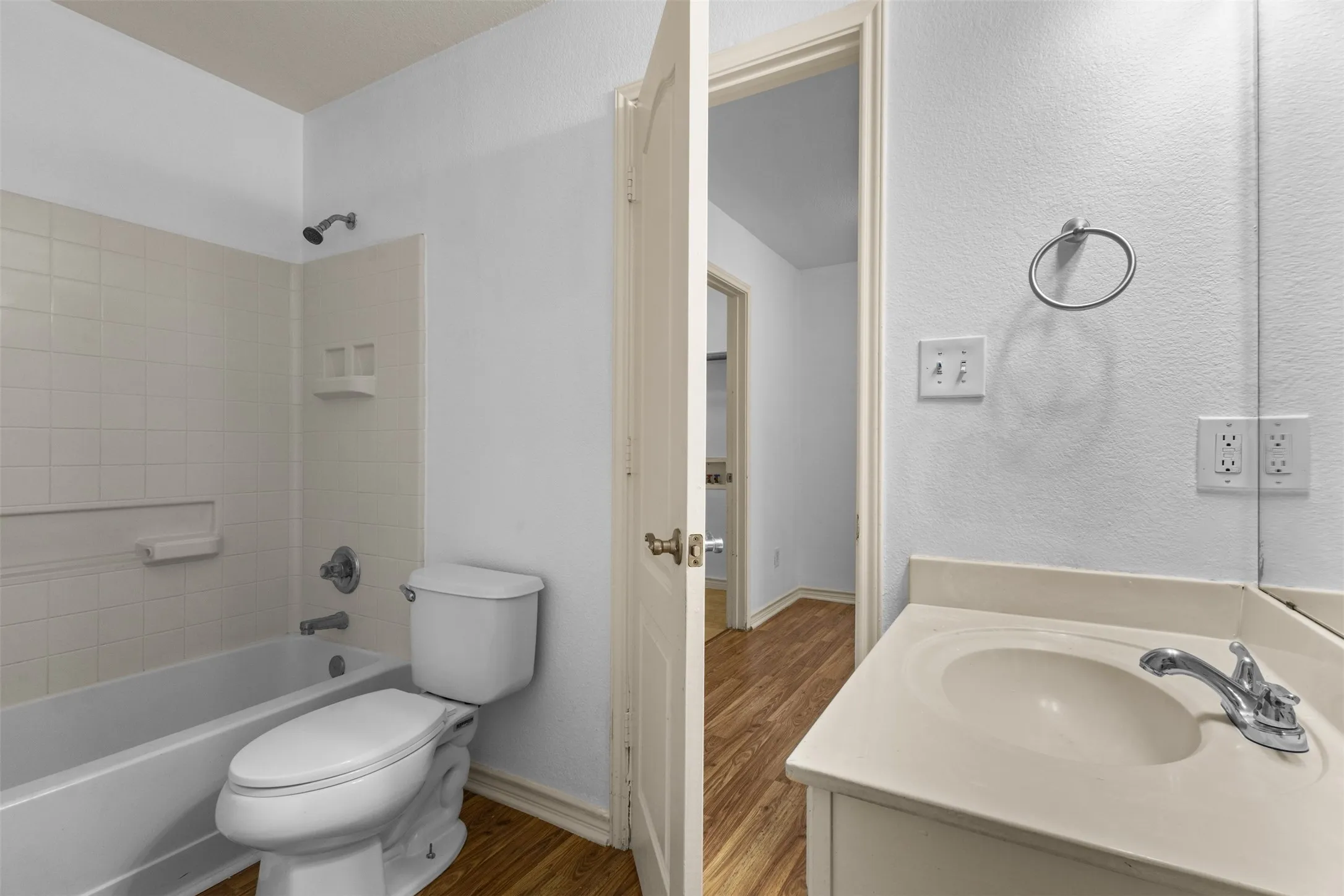 Single Family Residence For Sale in Dallas County , 6163 Balcony Lane, Dallas, Texas 75241, 4 Bedroom, 2 Bathroom, 2 Garage spaces, 1,872 Sqft, built in 2006, mls#21280084, Real Estate Agent in Dallas, Homes For Sale in Dallas county, Homes For Sale in Dallas, Realtor in Dallas Texas, Real Estate Brokerage Independent Realty Texas, Luminita Cordes Realtor