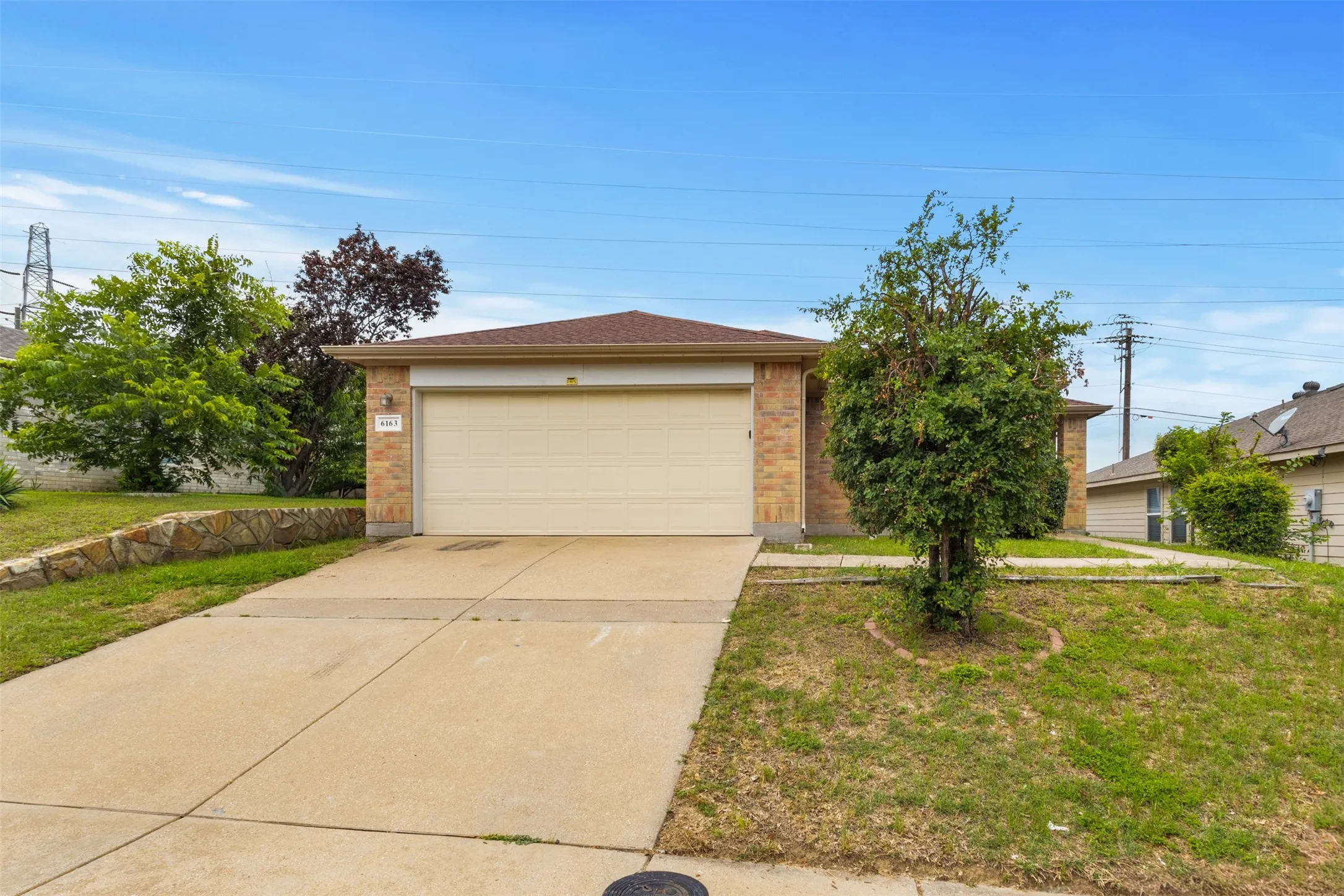Single Family Residence For Sale in Dallas County , 6163 Balcony Lane, Dallas, Texas 75241, 4 Bedroom, 2 Bathroom, 2 Garage spaces, 1,872 Sqft, built in 2006, mls#21280084, Real Estate Agent in Dallas, Homes For Sale in Dallas county, Homes For Sale in Dallas, Realtor in Dallas Texas, Real Estate Brokerage Independent Realty Texas, Luminita Cordes Realtor