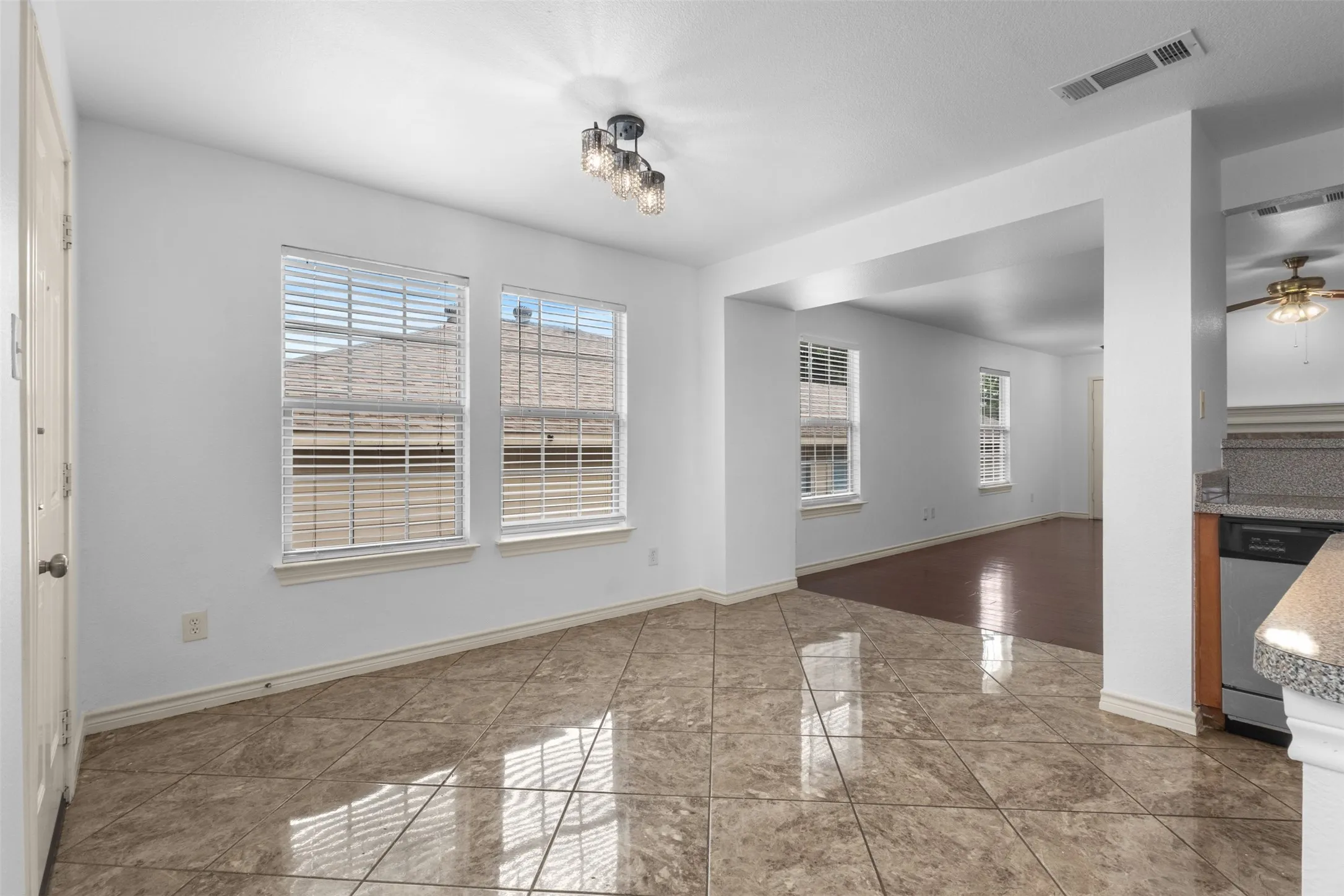 Single Family Residence For Sale in Dallas County , 6163 Balcony Lane, Dallas, Texas 75241, 4 Bedroom, 2 Bathroom, 2 Garage spaces, 1,872 Sqft, built in 2006, mls#21280084, Real Estate Agent in Dallas, Homes For Sale in Dallas county, Homes For Sale in Dallas, Realtor in Dallas Texas, Real Estate Brokerage Independent Realty Texas, Luminita Cordes Realtor
