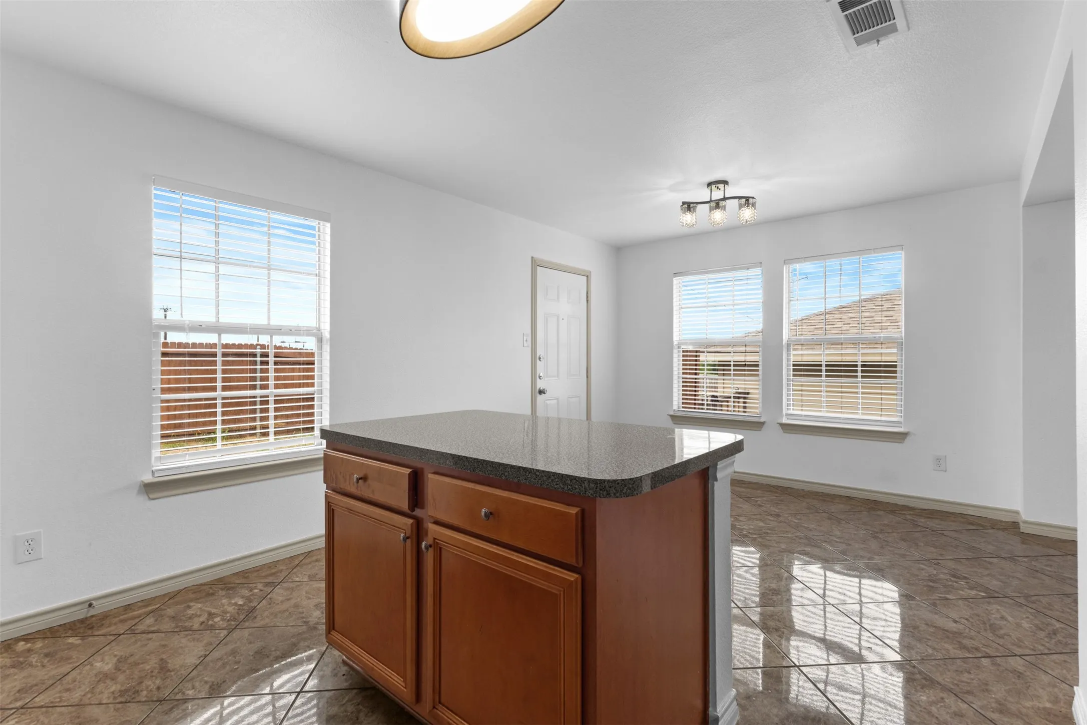 Single Family Residence For Sale in Dallas County , 6163 Balcony Lane, Dallas, Texas 75241, 4 Bedroom, 2 Bathroom, 2 Garage spaces, 1,872 Sqft, built in 2006, mls#21280084, Real Estate Agent in Dallas, Homes For Sale in Dallas county, Homes For Sale in Dallas, Realtor in Dallas Texas, Real Estate Brokerage Independent Realty Texas, Luminita Cordes Realtor