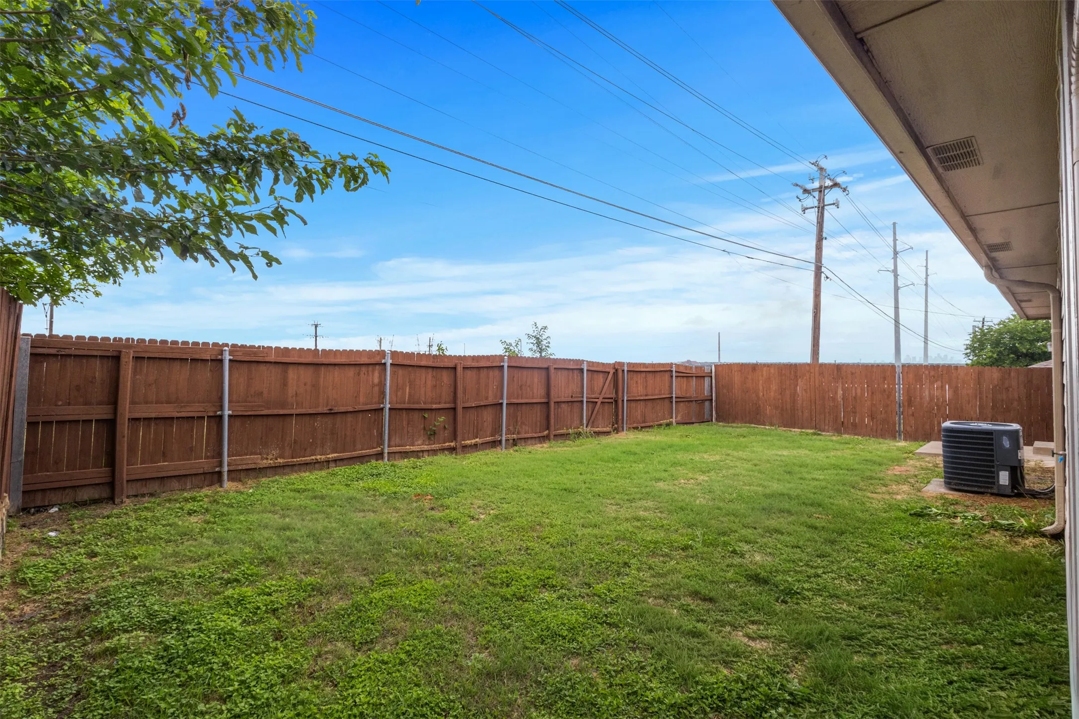Single Family Residence For Sale in Dallas County , 6163 Balcony Lane, Dallas, Texas 75241, 4 Bedroom, 2 Bathroom, 2 Garage spaces, 1,872 Sqft, built in 2006, mls#21280084, Real Estate Agent in Dallas, Homes For Sale in Dallas county, Homes For Sale in Dallas, Realtor in Dallas Texas, Real Estate Brokerage Independent Realty Texas, Luminita Cordes Realtor