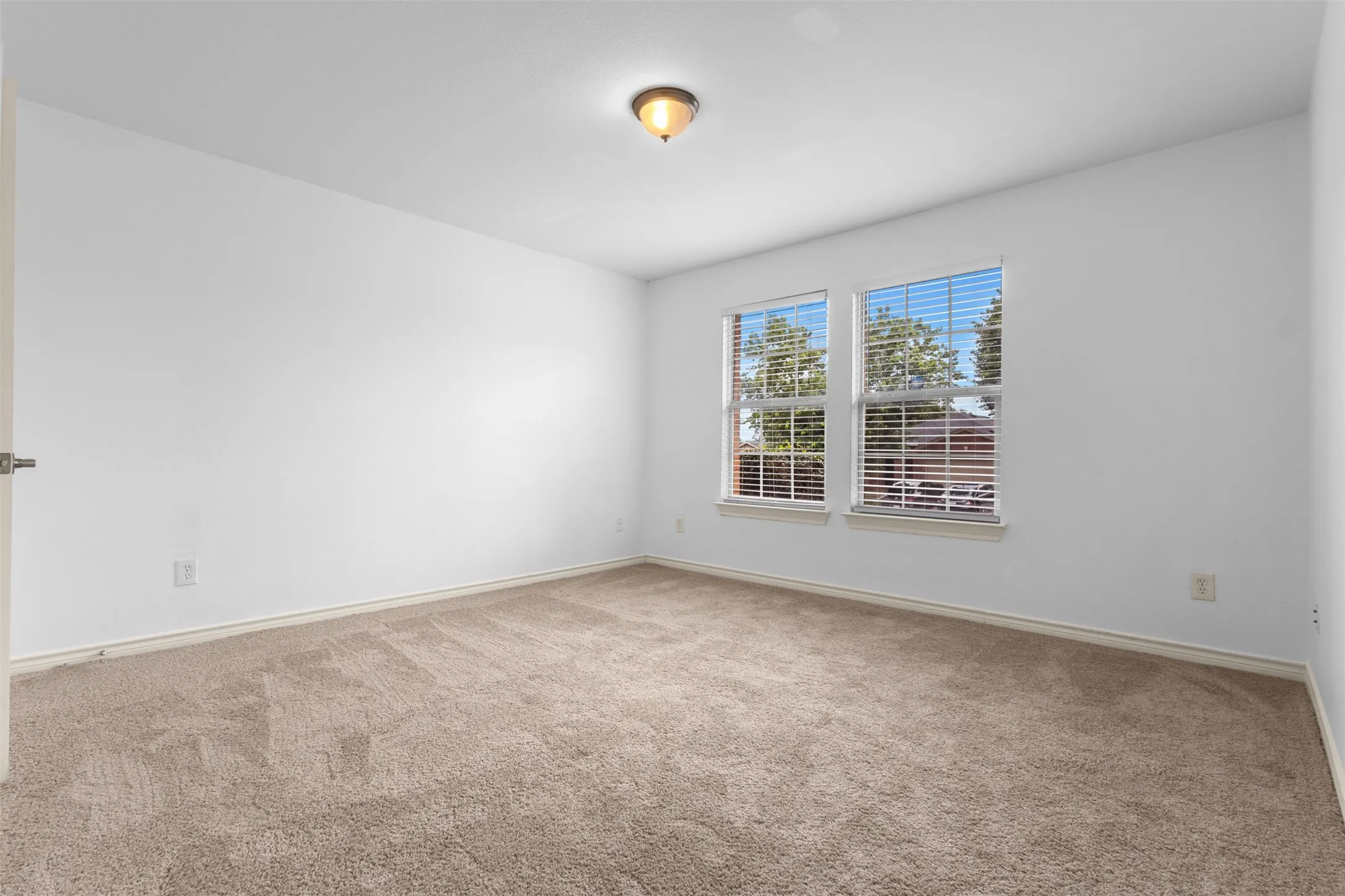 Single Family Residence For Sale in Dallas County , 6163 Balcony Lane, Dallas, Texas 75241, 4 Bedroom, 2 Bathroom, 2 Garage spaces, 1,872 Sqft, built in 2006, mls#21280084, Real Estate Agent in Dallas, Homes For Sale in Dallas county, Homes For Sale in Dallas, Realtor in Dallas Texas, Real Estate Brokerage Independent Realty Texas, Luminita Cordes Realtor