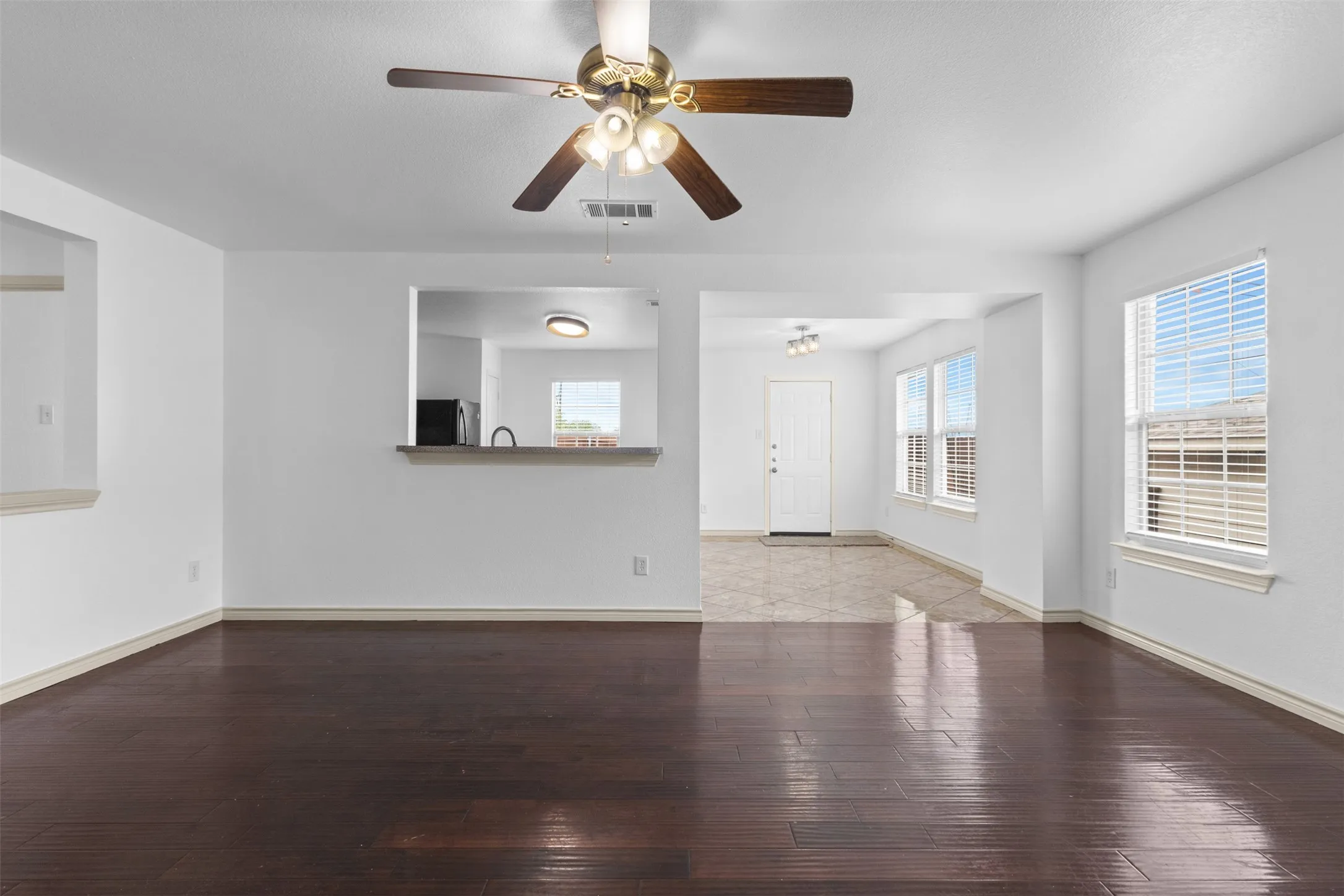 Single Family Residence For Sale in Dallas County , 6163 Balcony Lane, Dallas, Texas 75241, 4 Bedroom, 2 Bathroom, 2 Garage spaces, 1,872 Sqft, built in 2006, mls#21280084, Real Estate Agent in Dallas, Homes For Sale in Dallas county, Homes For Sale in Dallas, Realtor in Dallas Texas, Real Estate Brokerage Independent Realty Texas, Luminita Cordes Realtor