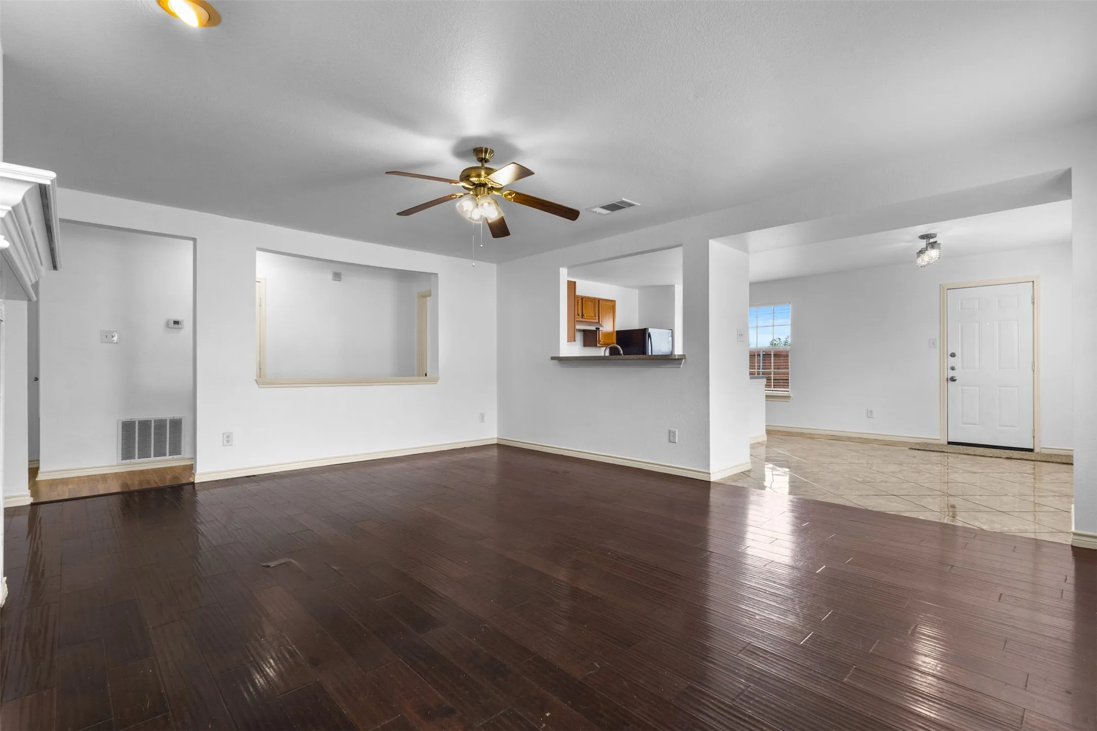 Single Family Residence For Sale in Dallas County , 6163 Balcony Lane, Dallas, Texas 75241, 4 Bedroom, 2 Bathroom, 2 Garage spaces, 1,872 Sqft, built in 2006, mls#21280084, Real Estate Agent in Dallas, Homes For Sale in Dallas county, Homes For Sale in Dallas, Realtor in Dallas Texas, Real Estate Brokerage Independent Realty Texas, Luminita Cordes Realtor