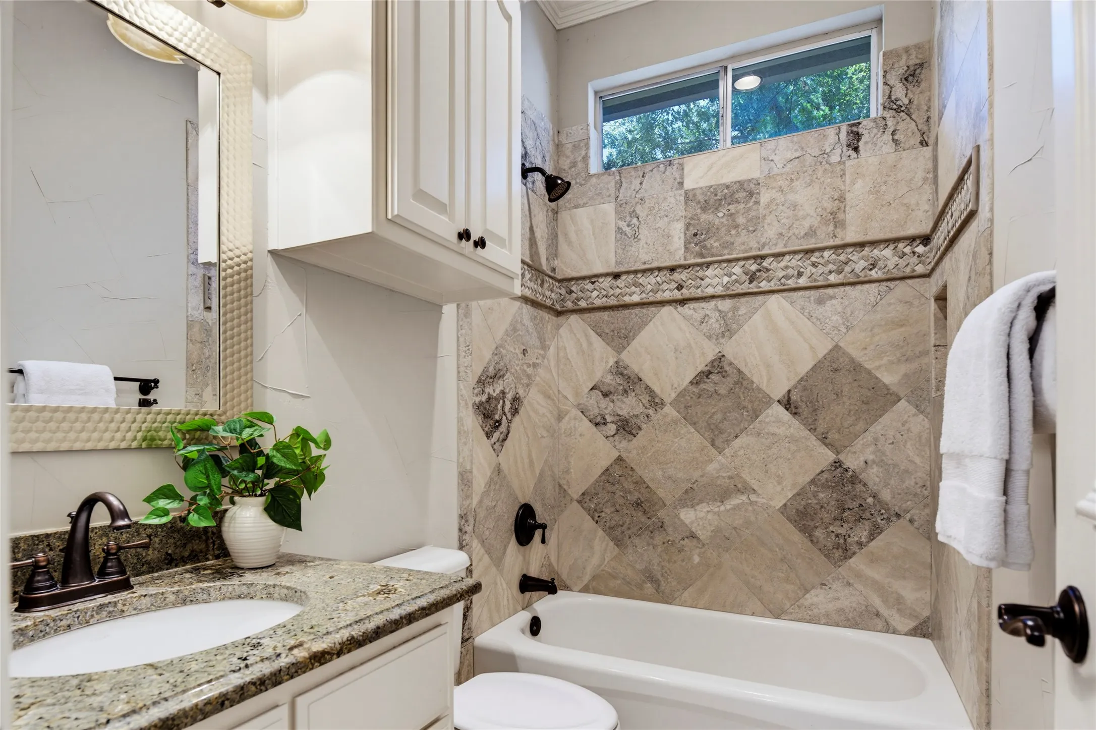 Full guest bathroom; an additional downstairs half bath is located off of the hallway between the kitchen and dining room.