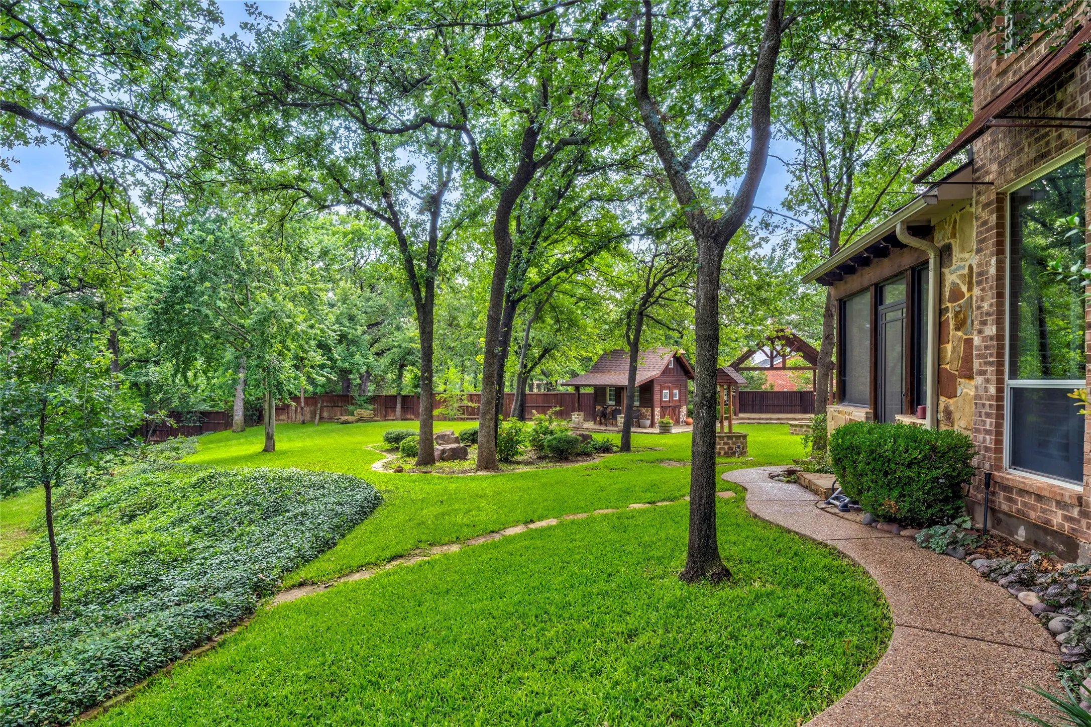 Single Family Residence For Sale in Denton County , 3905 Rothschild Drive, Flower Mound, Texas 75022, 5 Bedroom, 5 Bathroom, 6 Garage spaces, 5,572 Sqft, built in 2001, mls#21284844, Real Estate Agent in Flower Mound, Homes For Sale in Denton county, Homes For Sale in Flower Mound, Realtor in Flower Mound Texas, Real Estate Brokerage Independent Realty Texas, Luminita Cordes Realtor
