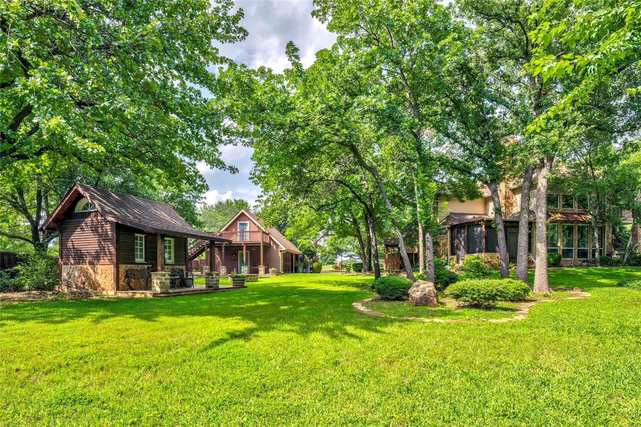 Single Family Residence For Sale in Denton County , 3905 Rothschild Drive, Flower Mound, Texas 75022, 5 Bedroom, 5 Bathroom, 6 Garage spaces, 5,572 Sqft, built in 2001, mls#21284844, Real Estate Agent in Flower Mound, Homes For Sale in Denton county, Homes For Sale in Flower Mound, Realtor in Flower Mound Texas, Real Estate Brokerage Independent Realty Texas, Luminita Cordes Realtor
