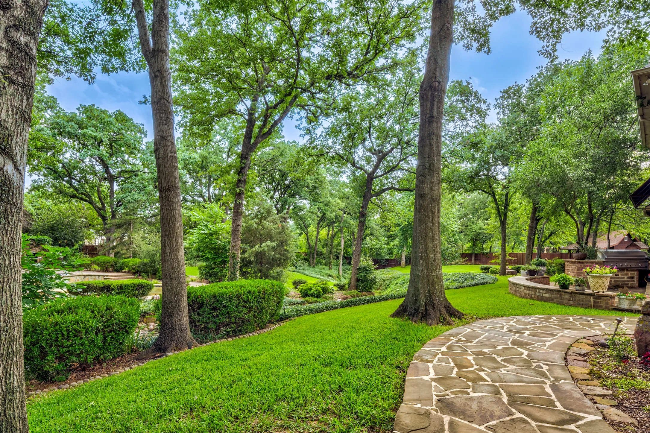 Single Family Residence For Sale in Denton County , 3905 Rothschild Drive, Flower Mound, Texas 75022, 5 Bedroom, 5 Bathroom, 6 Garage spaces, 5,572 Sqft, built in 2001, mls#21284844, Real Estate Agent in Flower Mound, Homes For Sale in Denton county, Homes For Sale in Flower Mound, Realtor in Flower Mound Texas, Real Estate Brokerage Independent Realty Texas, Luminita Cordes Realtor