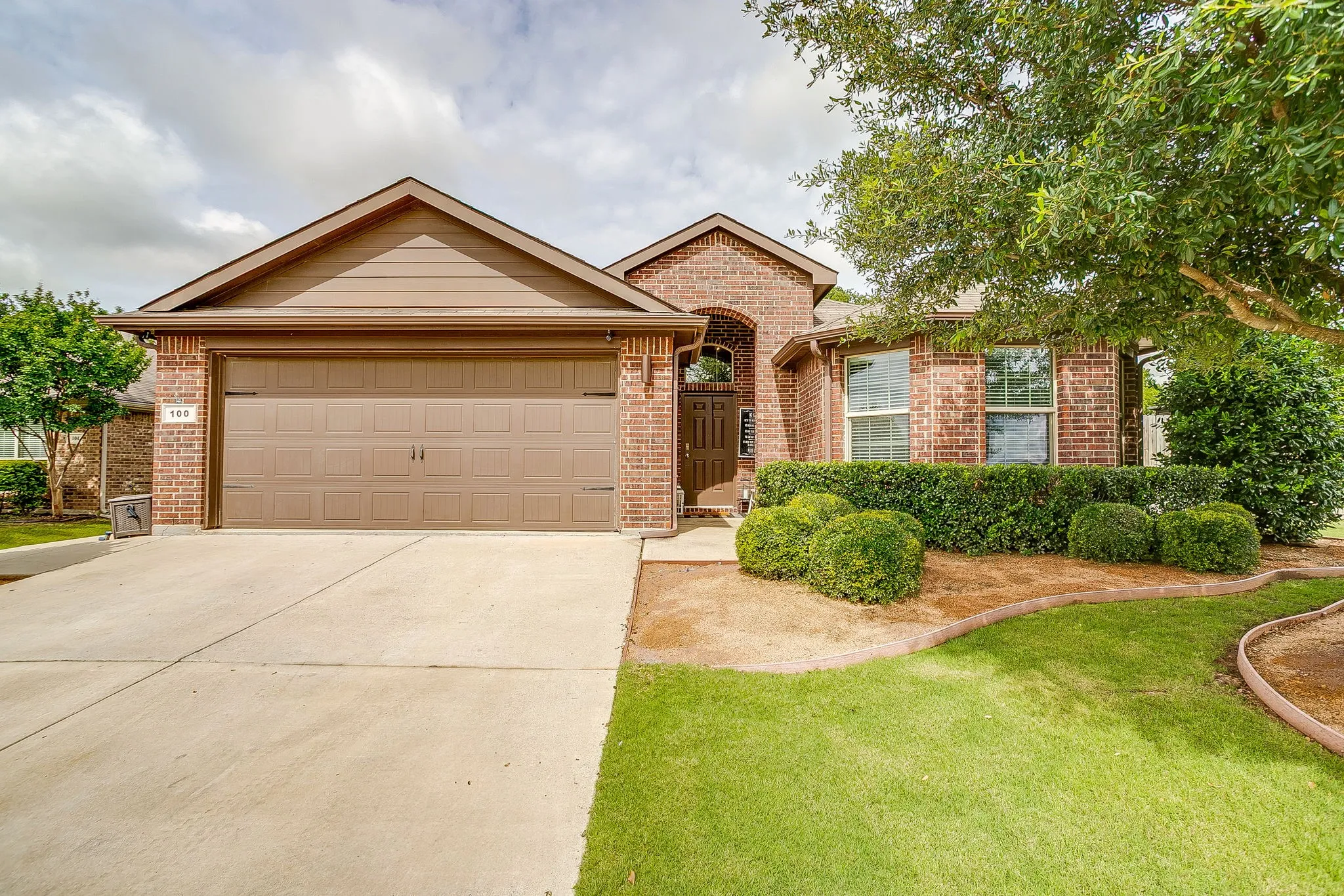 Single Family Residence For Sale in Parker County , 100 Tall Meadow Street, Azle, Texas 76020, 4 Bedroom, 2 Bathroom, 2 Garage spaces, 1,735 Sqft, built in 2015, mls#21285047, Real Estate Agent in Azle, Homes For Sale in Parker county, Homes For Sale in Azle, Realtor in Azle Texas, Real Estate Brokerage Independent Realty Texas, Luminita Cordes Realtor