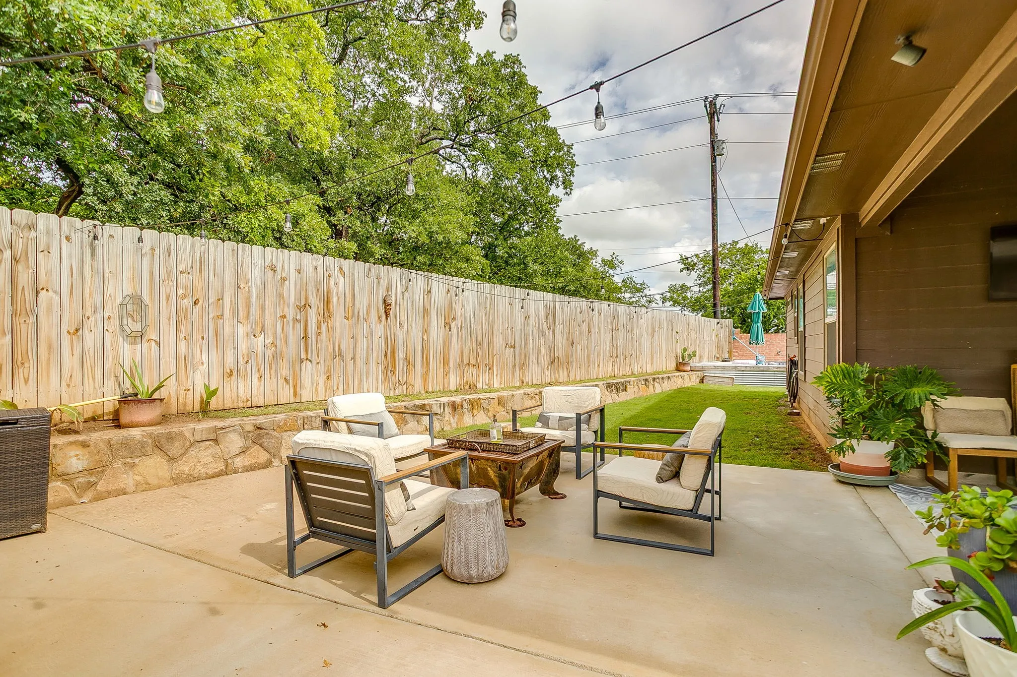 Single Family Residence For Sale in Parker County , 100 Tall Meadow Street, Azle, Texas 76020, 4 Bedroom, 2 Bathroom, 2 Garage spaces, 1,735 Sqft, built in 2015, mls#21285047, Real Estate Agent in Azle, Homes For Sale in Parker county, Homes For Sale in Azle, Realtor in Azle Texas, Real Estate Brokerage Independent Realty Texas, Luminita Cordes Realtor