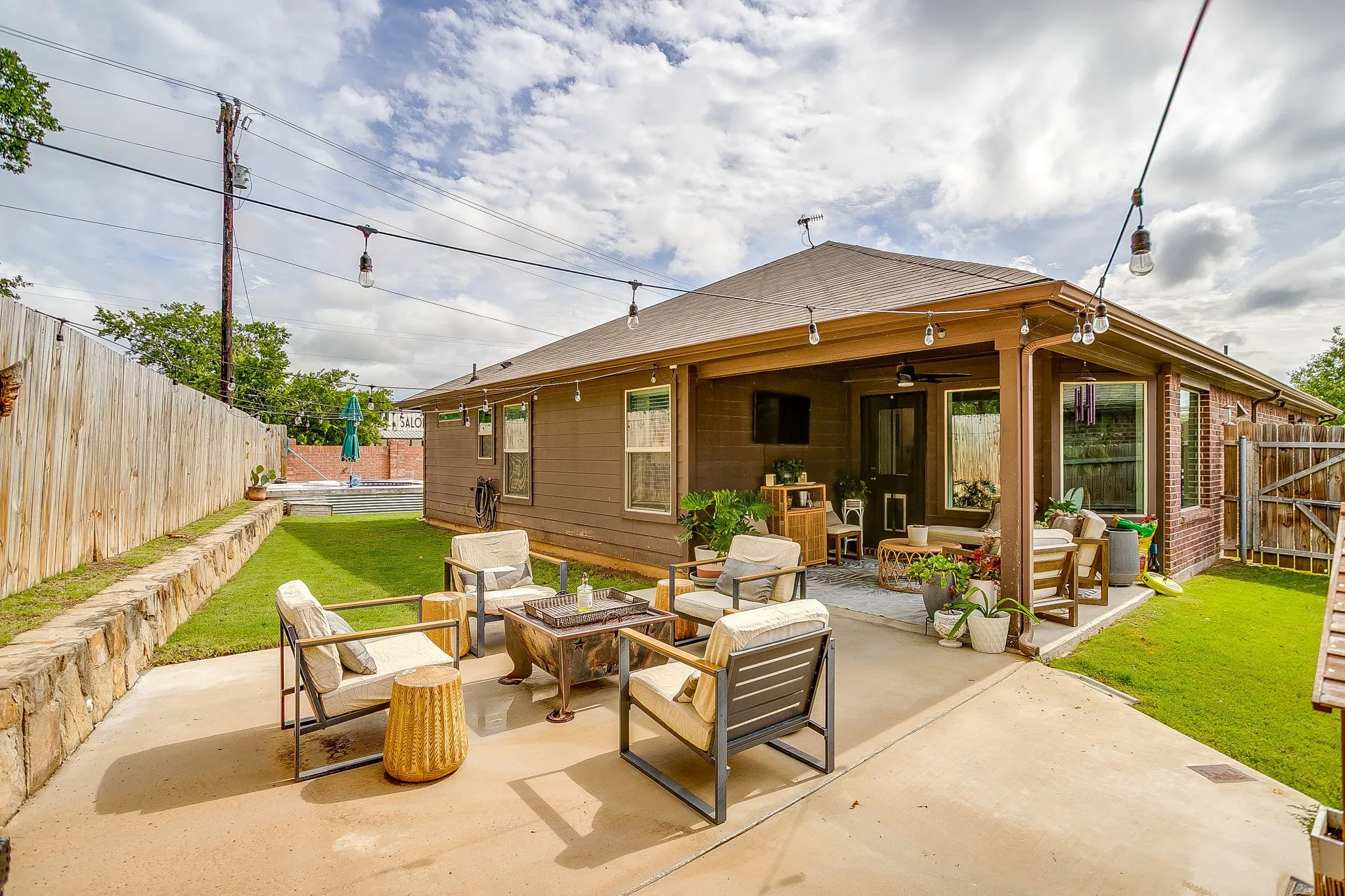 Single Family Residence For Sale in Parker County , 100 Tall Meadow Street, Azle, Texas 76020, 4 Bedroom, 2 Bathroom, 2 Garage spaces, 1,735 Sqft, built in 2015, mls#21285047, Real Estate Agent in Azle, Homes For Sale in Parker county, Homes For Sale in Azle, Realtor in Azle Texas, Real Estate Brokerage Independent Realty Texas, Luminita Cordes Realtor