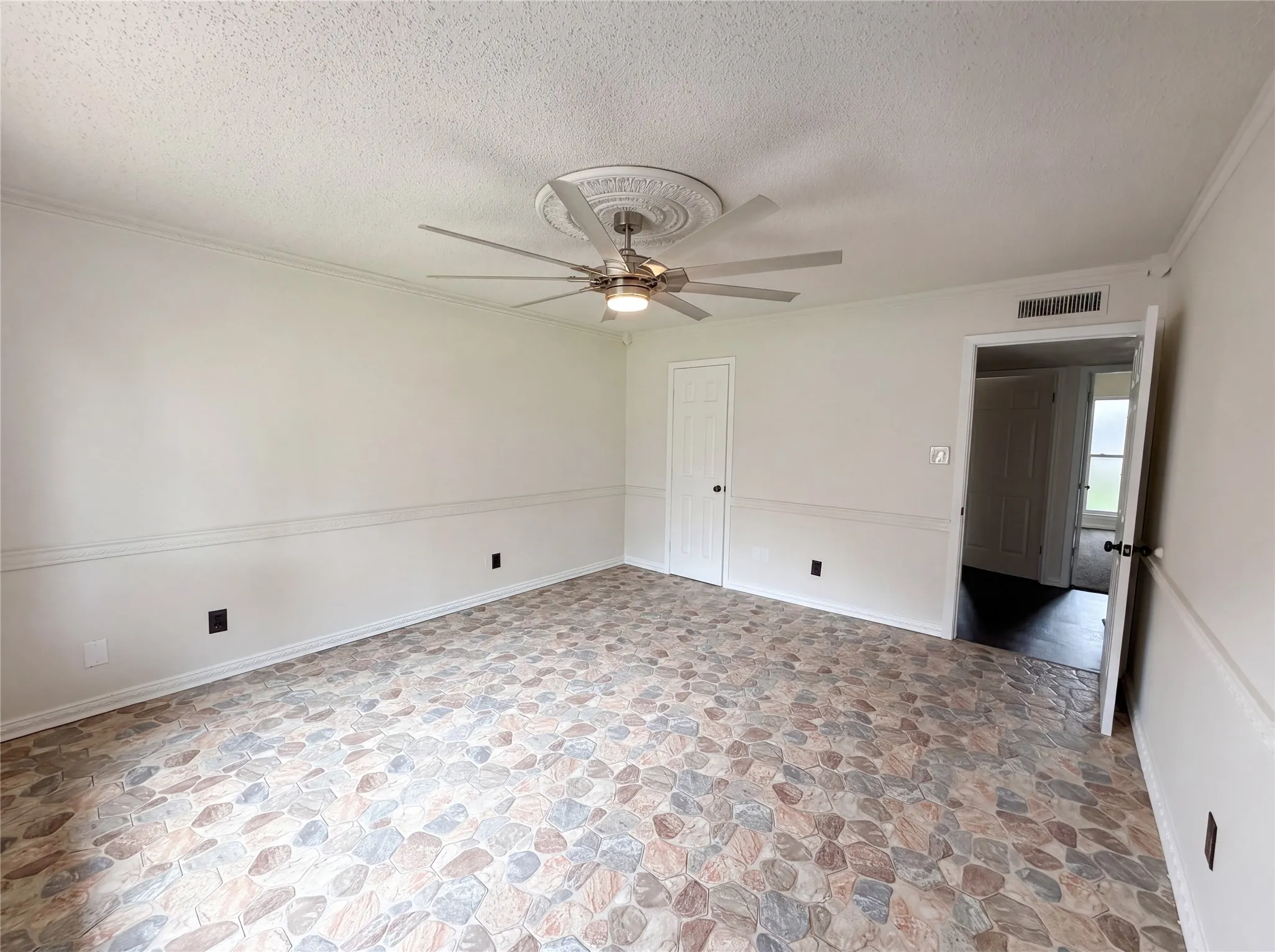 Single Family Residence For Sale in Dallas County , 3920 Hunters Trail, Mesquite, Texas 75150, 4 Bedroom, 2 Bathroom, 2 Garage spaces, 1,477 Sqft, built in 1979, mls#21285422, Real Estate Agent in Mesquite, Homes For Sale in Dallas county, Homes For Sale in Mesquite, Realtor in Mesquite Texas, Real Estate Brokerage Independent Realty Texas, Luminita Cordes Realtor