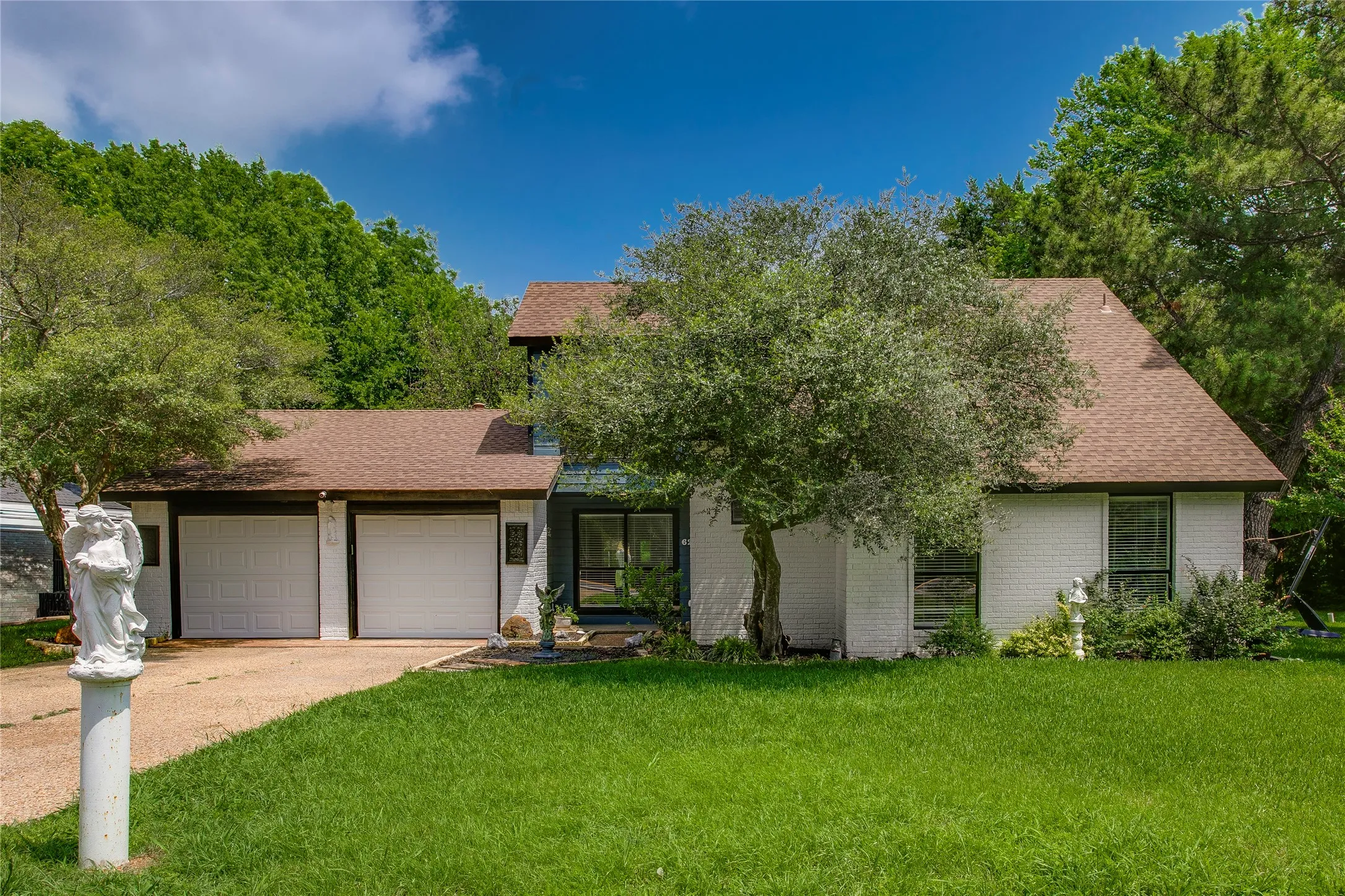 Single Family Residence For Sale in Dallas County , 628 S Walker Street, Mesquite, Texas 75149, 3 Bedroom, 2 Bathroom, 2 Garage spaces, 1,996 Sqft, built in 1984, mls#21279445, Real Estate Agent in Mesquite, Homes For Sale in Dallas county, Homes For Sale in Mesquite, Realtor in Mesquite Texas, Real Estate Brokerage Independent Realty Texas, Luminita Cordes Realtor