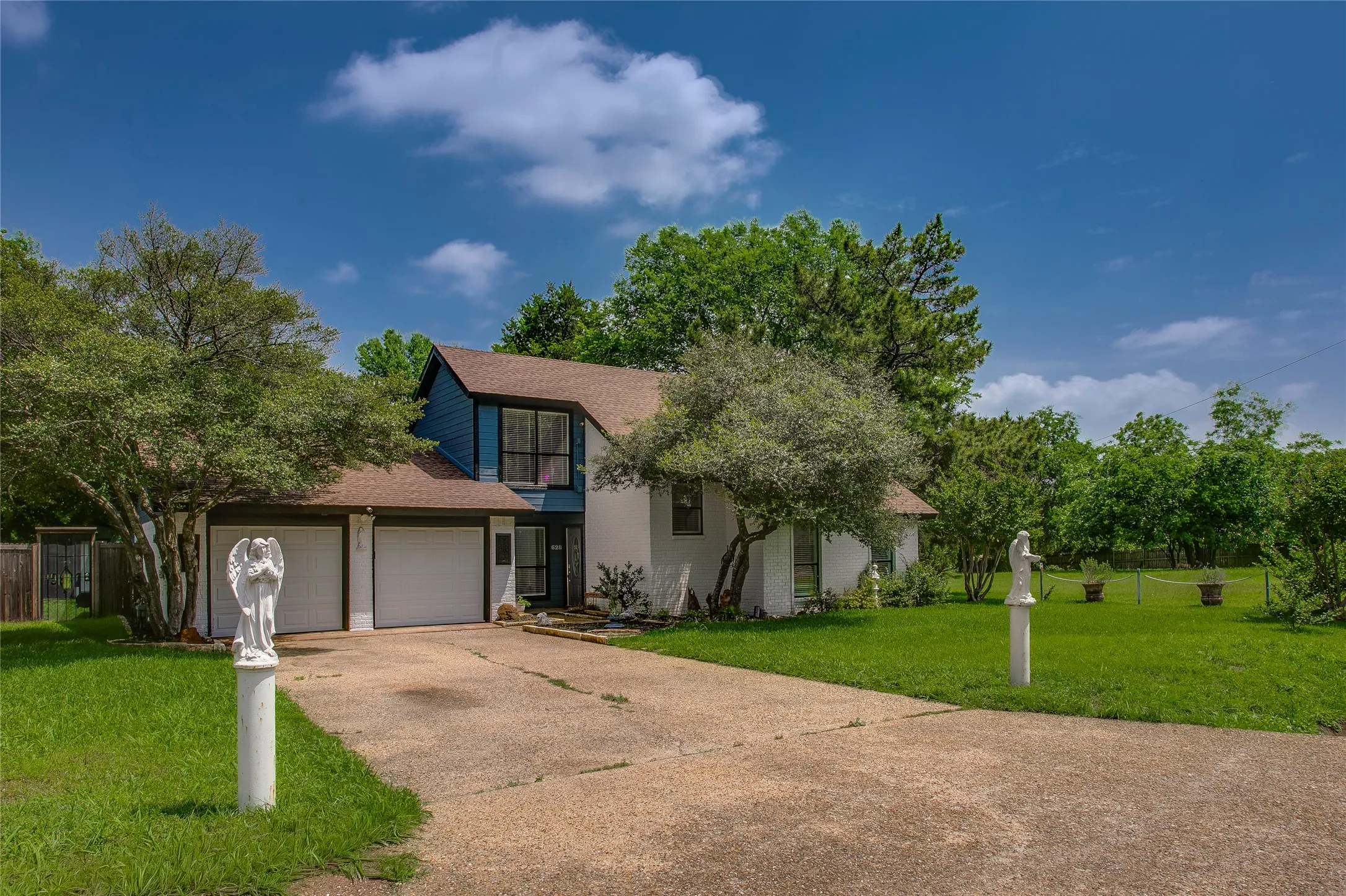 Single Family Residence For Sale in Dallas County , 628 S Walker Street, Mesquite, Texas 75149, 3 Bedroom, 2 Bathroom, 2 Garage spaces, 1,996 Sqft, built in 1984, mls#21279445, Real Estate Agent in Mesquite, Homes For Sale in Dallas county, Homes For Sale in Mesquite, Realtor in Mesquite Texas, Real Estate Brokerage Independent Realty Texas, Luminita Cordes Realtor