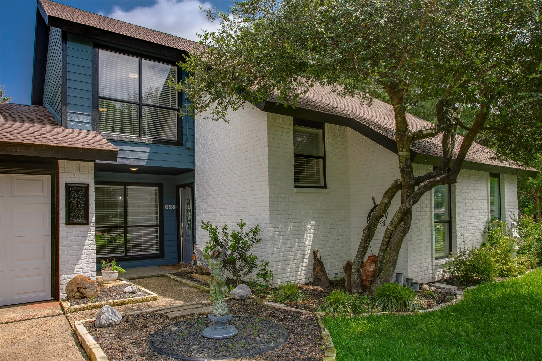 Single Family Residence For Sale in Dallas County , 628 S Walker Street, Mesquite, Texas 75149, 3 Bedroom, 2 Bathroom, 2 Garage spaces, 1,996 Sqft, built in 1984, mls#21279445, Real Estate Agent in Mesquite, Homes For Sale in Dallas county, Homes For Sale in Mesquite, Realtor in Mesquite Texas, Real Estate Brokerage Independent Realty Texas, Luminita Cordes Realtor