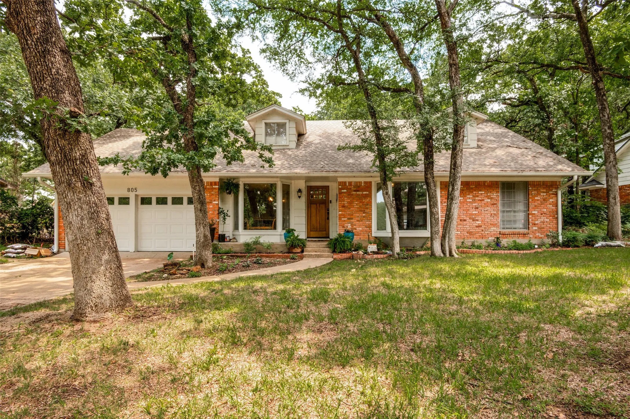 Single Family Residence For Sale in Tarrant County , 805 Live Oak Lane, Arlington, Texas 76012, 4 Bedrooms, 3 Bathrooms, 2 Garage spaces, 3,427 Sqft, built in 1965, Price $519,900, mls#21285599, Real Estate Agent in Arlington, Homes For Sale in Tarrant county, Homes For Sale in Arlington, Realtor in Arlington Texas, Real Estate Brokerage Independent Realty Texas, Luminita Cordes Realtor