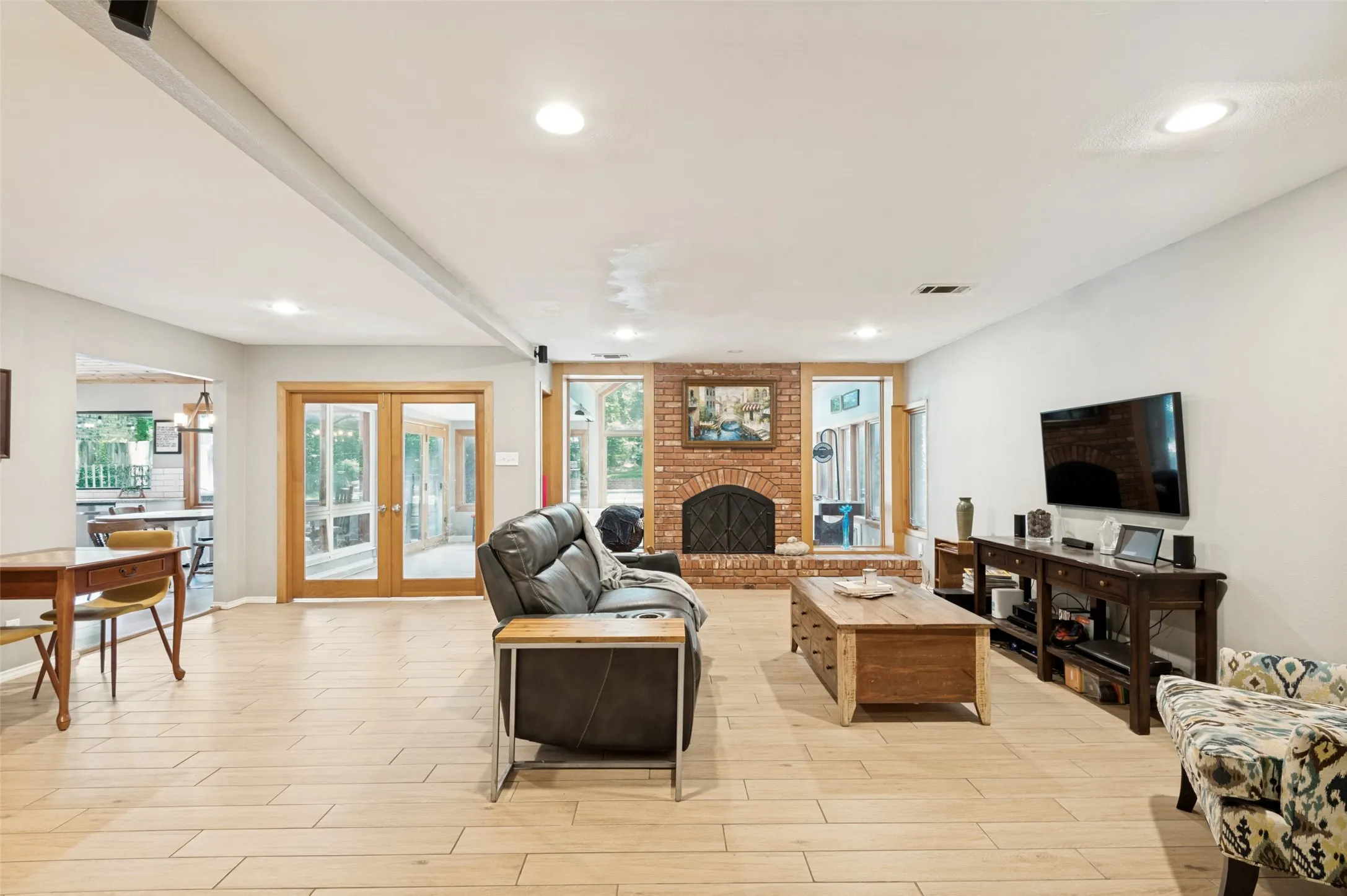 Single Family Residence For Sale in Tarrant County , 805 Live Oak Lane, Arlington, Texas 76012, 4 Bedrooms, 3 Bathrooms, 2 Garage spaces, 3,427 Sqft, built in 1965, Price $519,900, mls#21285599, Real Estate Agent in Arlington, Homes For Sale in Tarrant county, Homes For Sale in Arlington, Realtor in Arlington Texas, Real Estate Brokerage Independent Realty Texas, Luminita Cordes Realtor