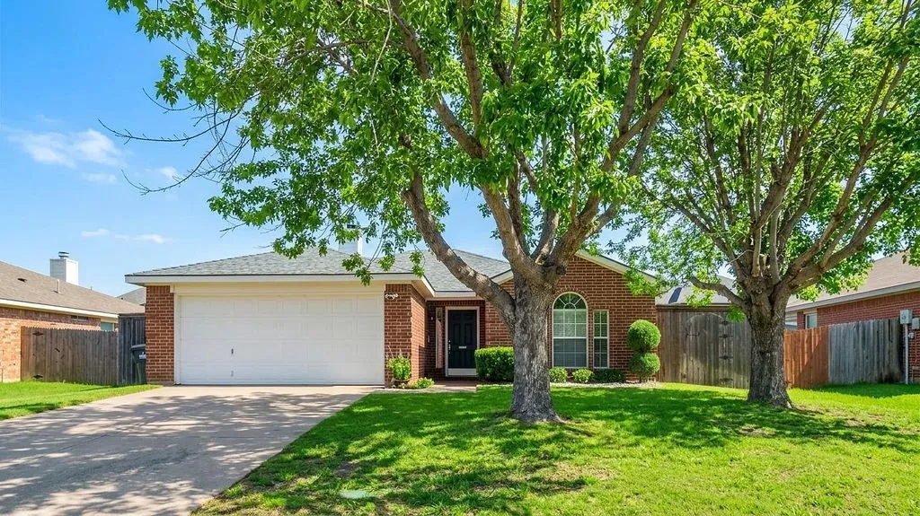 Single Family Residence For Sale in Collin County , 4905 Fox Ridge Lane, Mc Kinney, Texas 75071, 3 Bedroom, 2 Bathroom, 2 Garage spaces, 1,245 Sqft, built in 2001, mls#21285565, Real Estate Agent in Mc Kinney, Homes For Sale in Collin county, Homes For Sale in Mc Kinney, Realtor in Mc Kinney Texas, Real Estate Brokerage Independent Realty Texas, Luminita Cordes Realtor