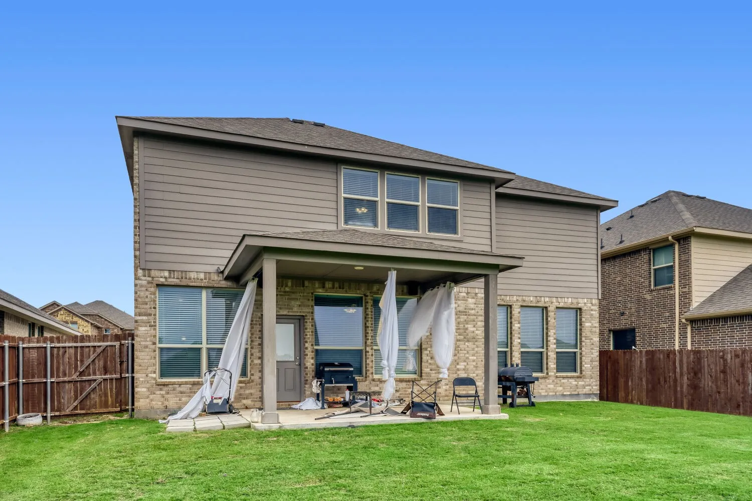 Single Family Residence For Sale in Ellis County , 422 Milligan Drive, Midlothian, Texas 76065, 4 Bedroom, 4 Bathroom, 2 Garage spaces, 2,801 Sqft, built in 2020, mls#21277556, Real Estate Agent in Midlothian, Homes For Sale in Ellis county, Homes For Sale in Midlothian, Realtor in Midlothian Texas, Real Estate Brokerage Independent Realty Texas, Luminita Cordes Realtor