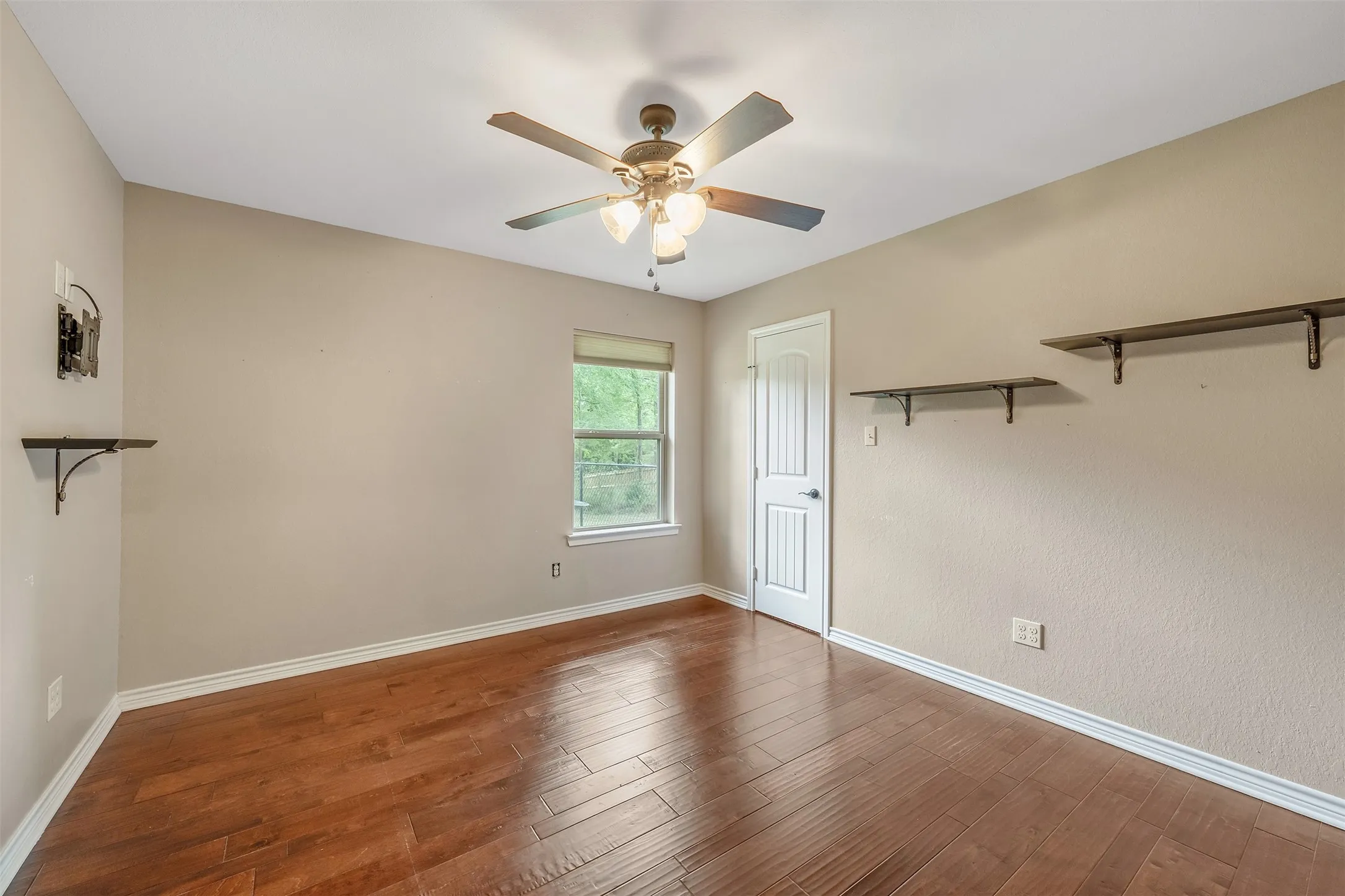 Single Family Residence For Sale in Smith County , 13553 Country Glen, Tyler, Texas 75706, 4 Bedroom, 2 Bathroom, 2 Garage spaces, 2,129 Sqft, built in 2015, mls#21285613, Real Estate Agent in Tyler, Homes For Sale in Smith county, Homes For Sale in Tyler, Realtor in Tyler Texas, Real Estate Brokerage Independent Realty Texas, Luminita Cordes Realtor