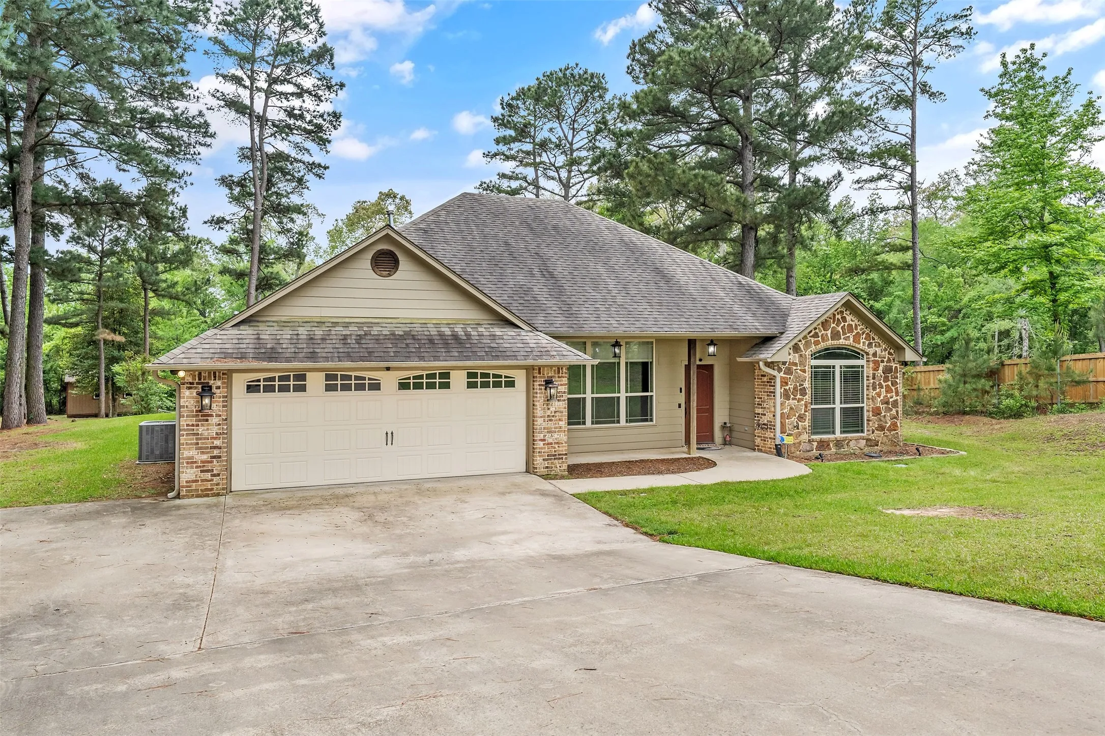 Single Family Residence For Sale in Smith County , 13553 Country Glen, Tyler, Texas 75706, 4 Bedroom, 2 Bathroom, 2 Garage spaces, 2,129 Sqft, built in 2015, mls#21285613, Real Estate Agent in Tyler, Homes For Sale in Smith county, Homes For Sale in Tyler, Realtor in Tyler Texas, Real Estate Brokerage Independent Realty Texas, Luminita Cordes Realtor