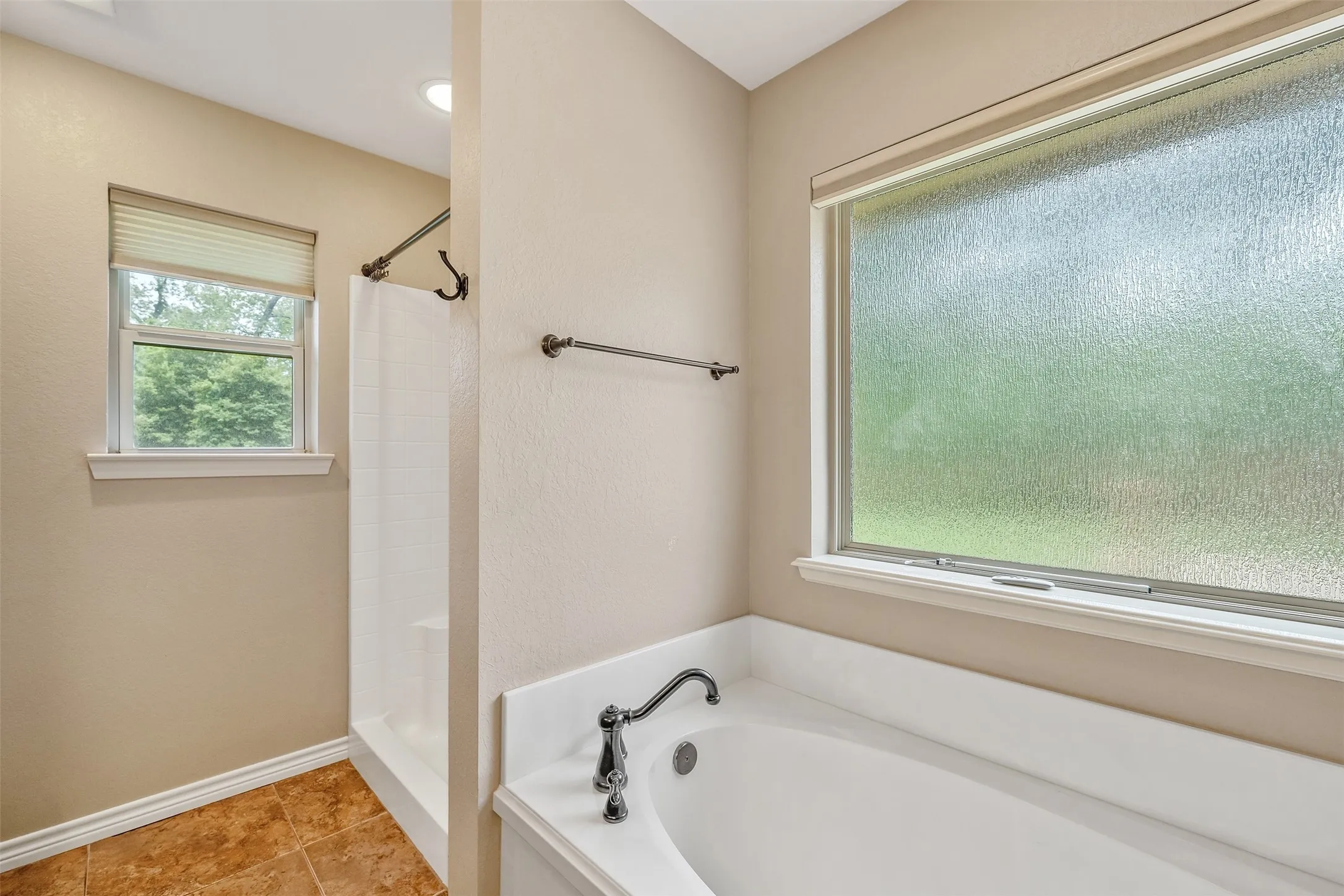Single Family Residence For Sale in Smith County , 13553 Country Glen, Tyler, Texas 75706, 4 Bedroom, 2 Bathroom, 2 Garage spaces, 2,129 Sqft, built in 2015, mls#21285613, Real Estate Agent in Tyler, Homes For Sale in Smith county, Homes For Sale in Tyler, Realtor in Tyler Texas, Real Estate Brokerage Independent Realty Texas, Luminita Cordes Realtor