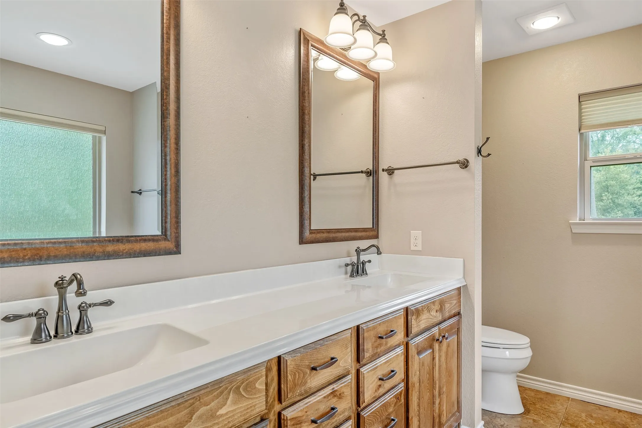 Single Family Residence For Sale in Smith County , 13553 Country Glen, Tyler, Texas 75706, 4 Bedroom, 2 Bathroom, 2 Garage spaces, 2,129 Sqft, built in 2015, mls#21285613, Real Estate Agent in Tyler, Homes For Sale in Smith county, Homes For Sale in Tyler, Realtor in Tyler Texas, Real Estate Brokerage Independent Realty Texas, Luminita Cordes Realtor